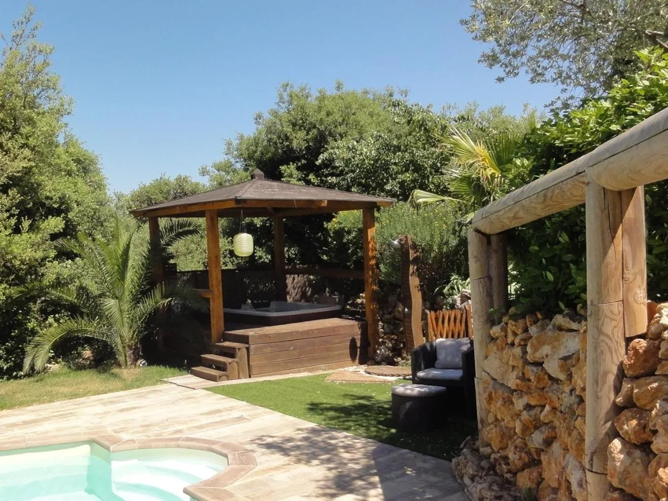 Hot Tub in Domaine de la Borie YourHostHelper