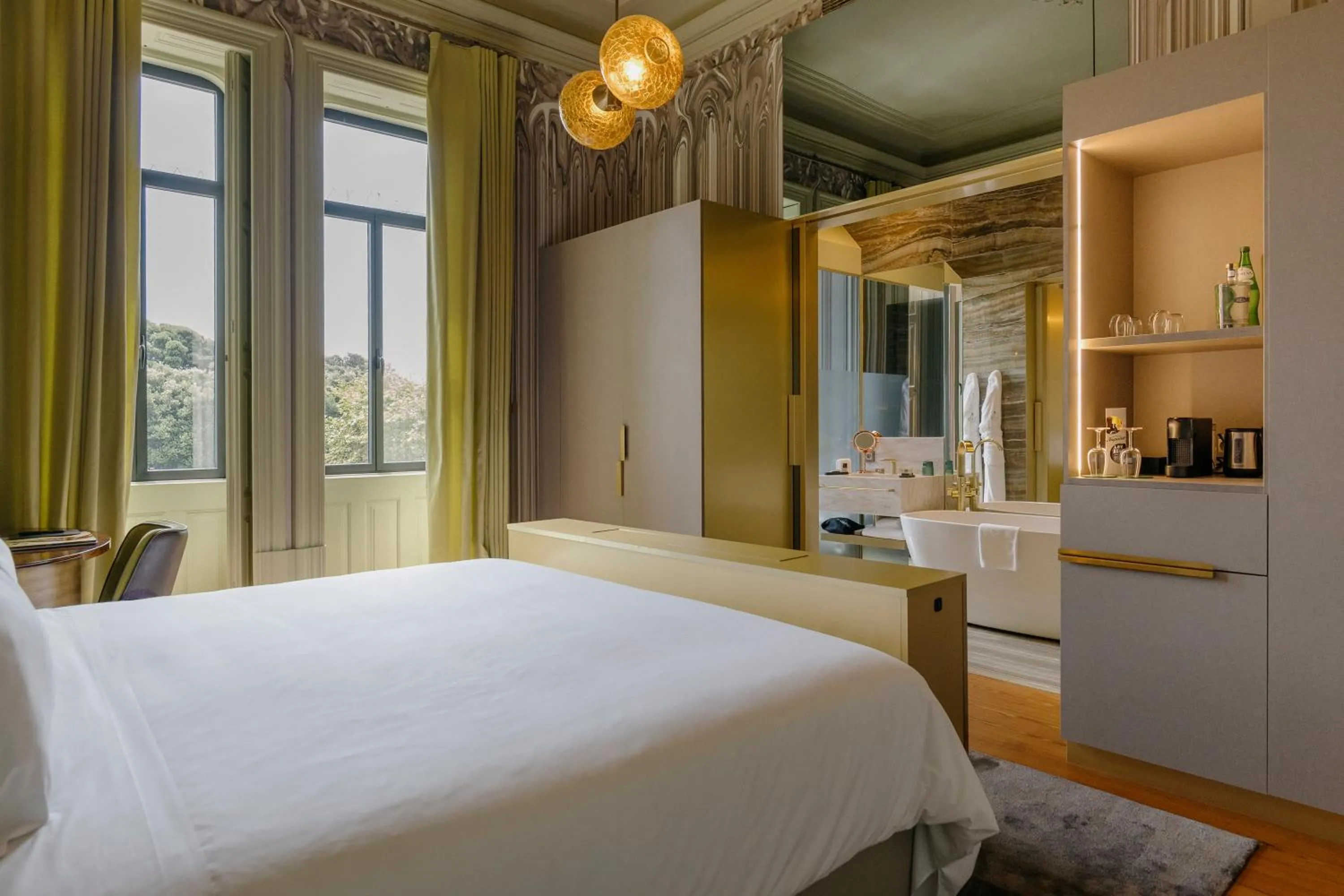 Toilet, Bed in Vila Foz Hotel & SPA - member of Design Hotels
