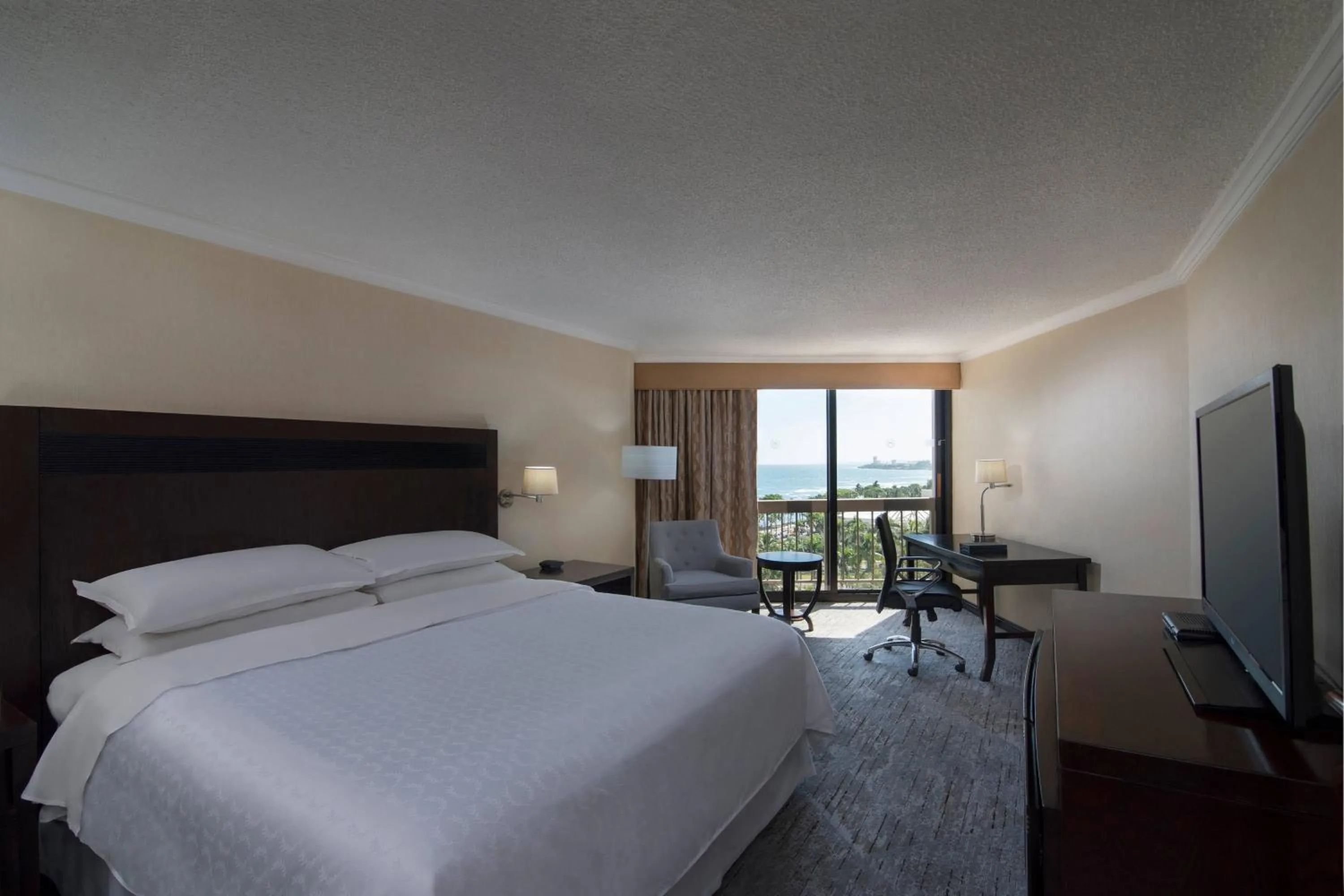 Photo of the whole room, Bed in Sheraton Santo Domingo