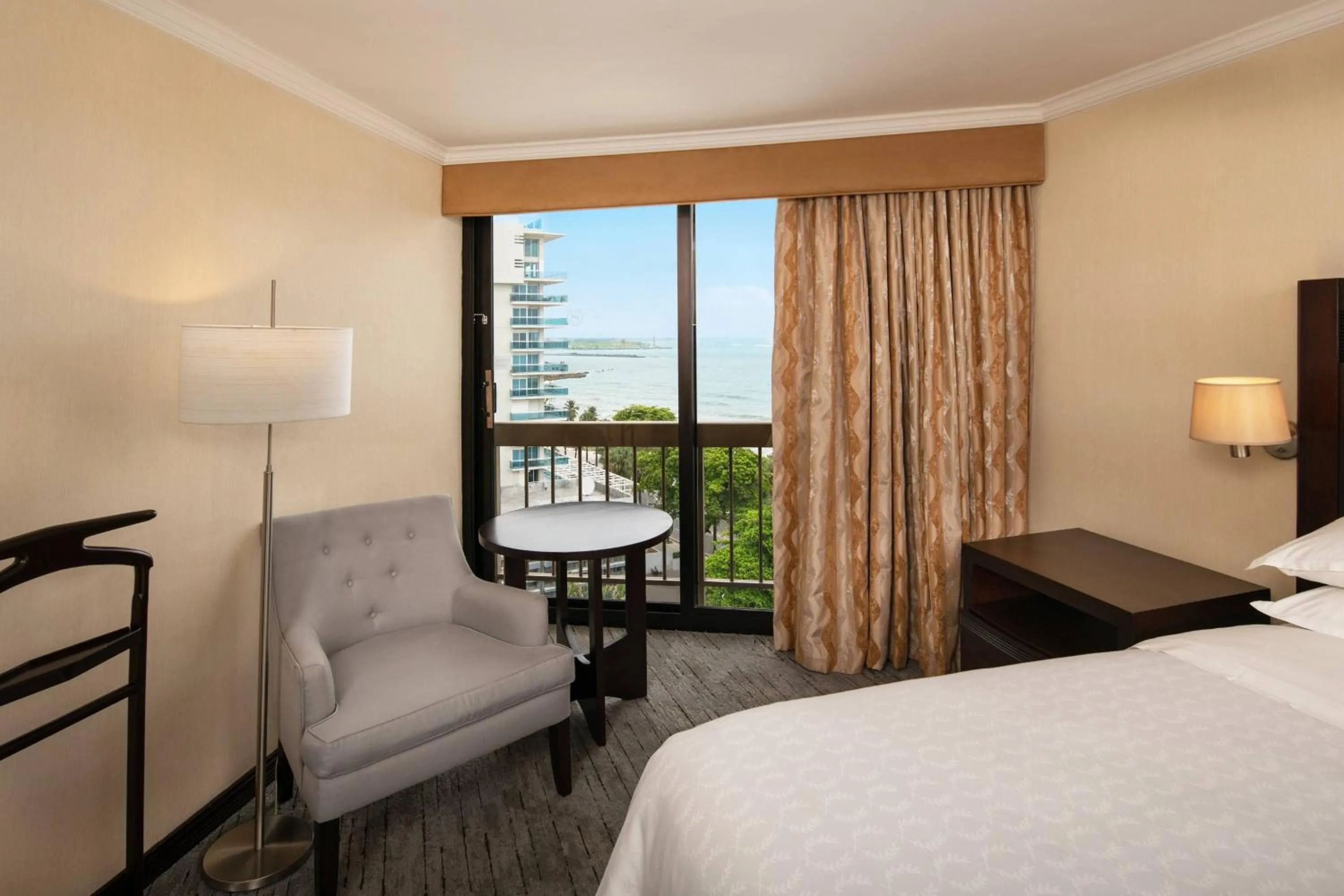 Photo of the whole room, Bed in Sheraton Santo Domingo