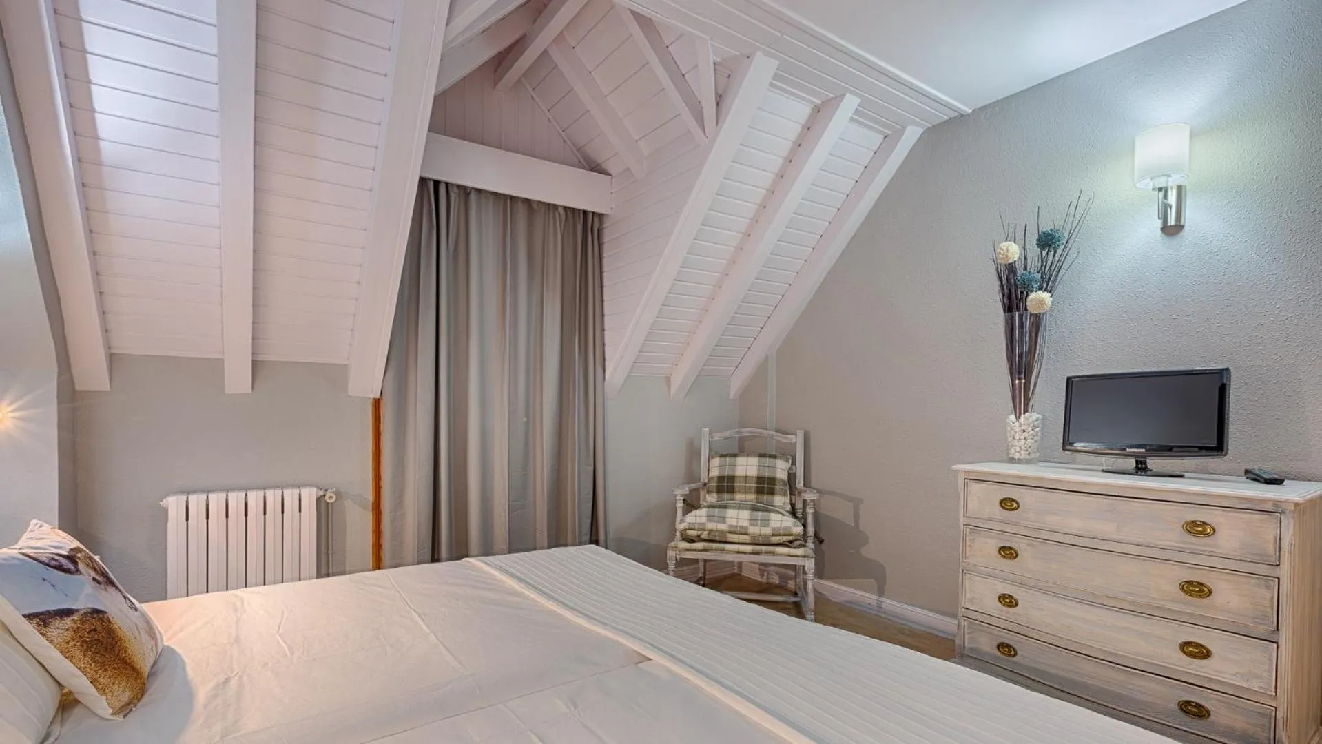 TV and multimedia, Bed in Hotel Ribaeta