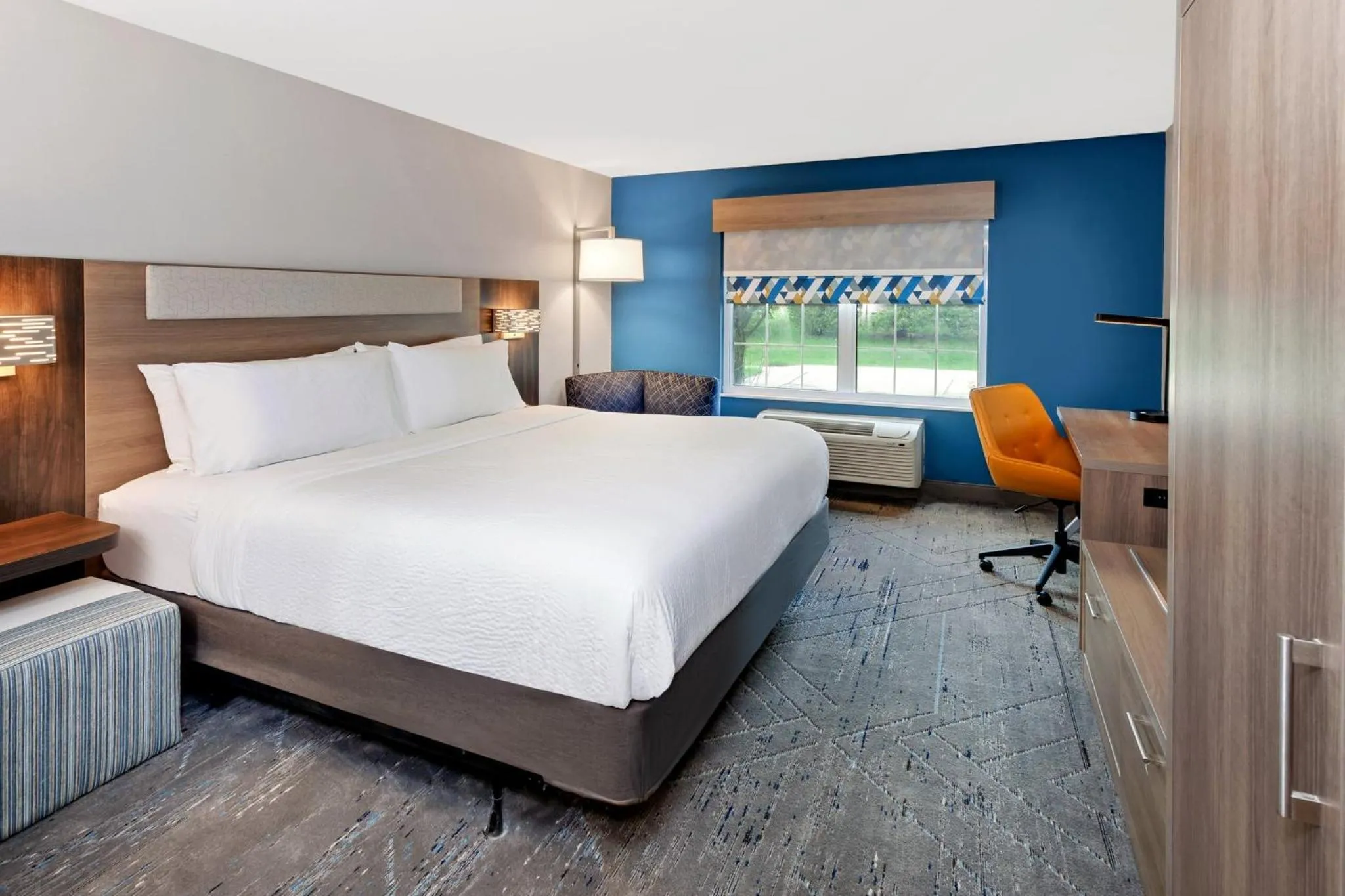 Photo of the whole room, Bed in Holiday Inn Express & Suites Port Washington by IHG