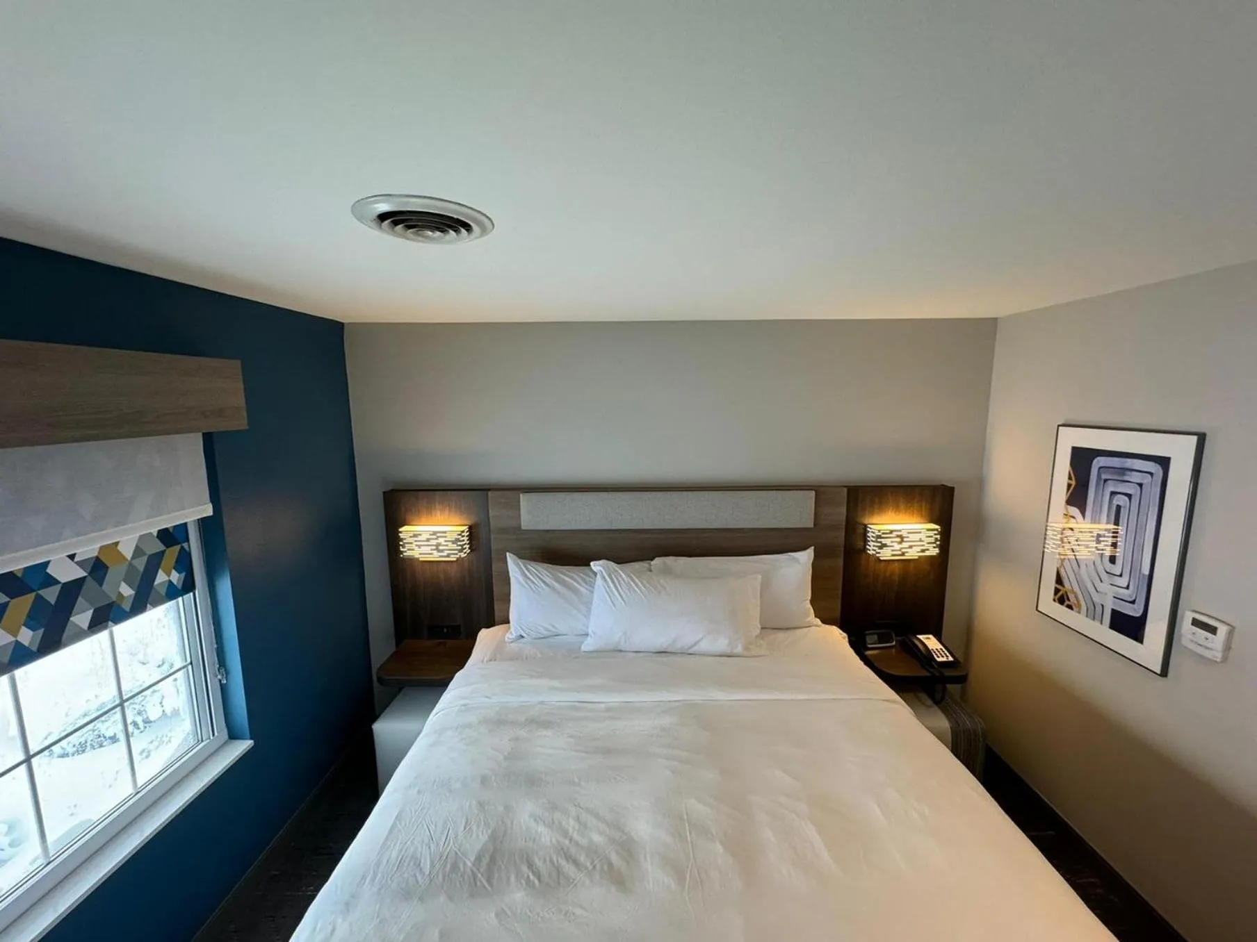 Photo of the whole room, Bed in Holiday Inn Express & Suites Port Washington by IHG