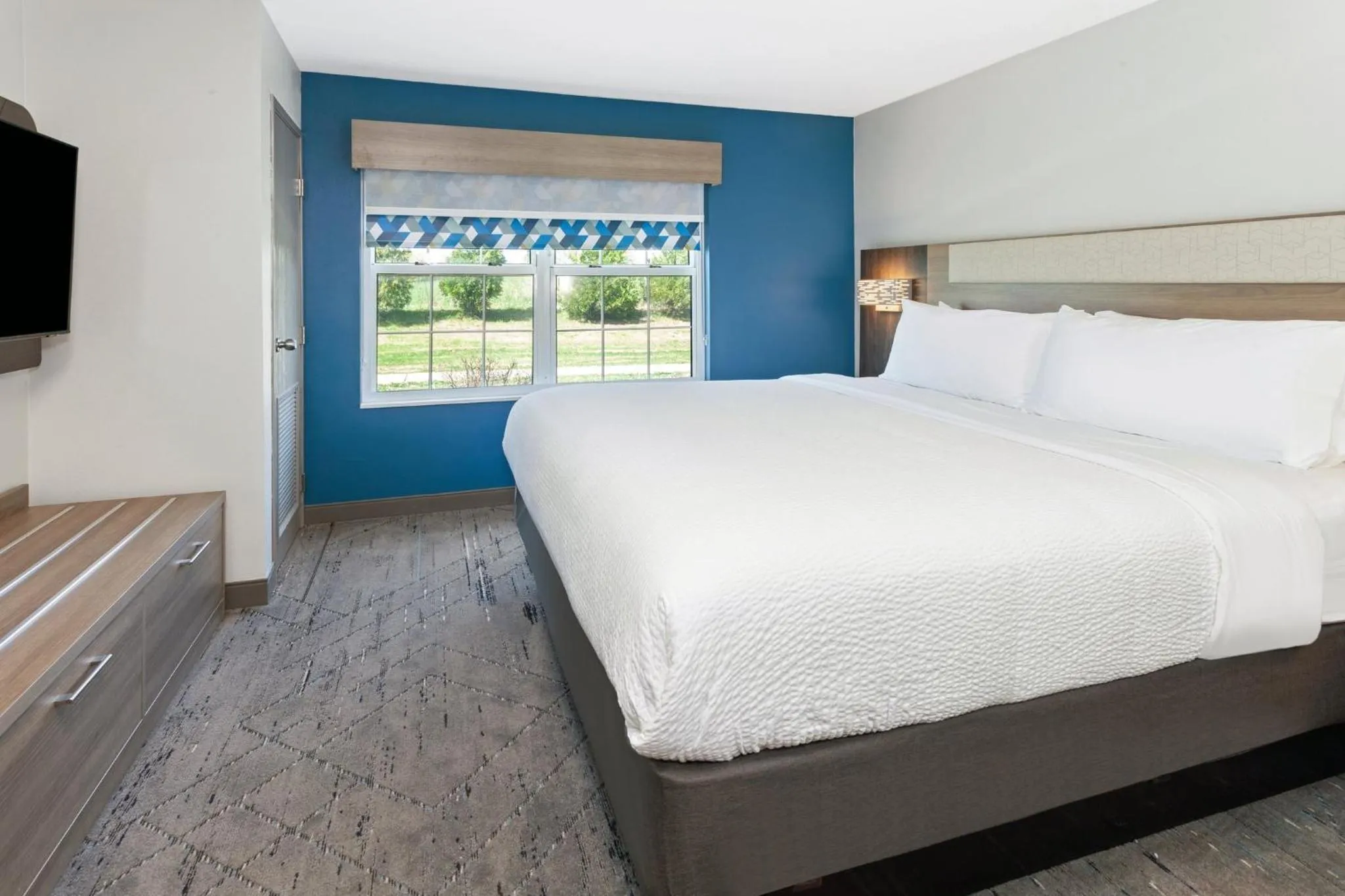 Photo of the whole room, Bed in Holiday Inn Express & Suites Port Washington by IHG