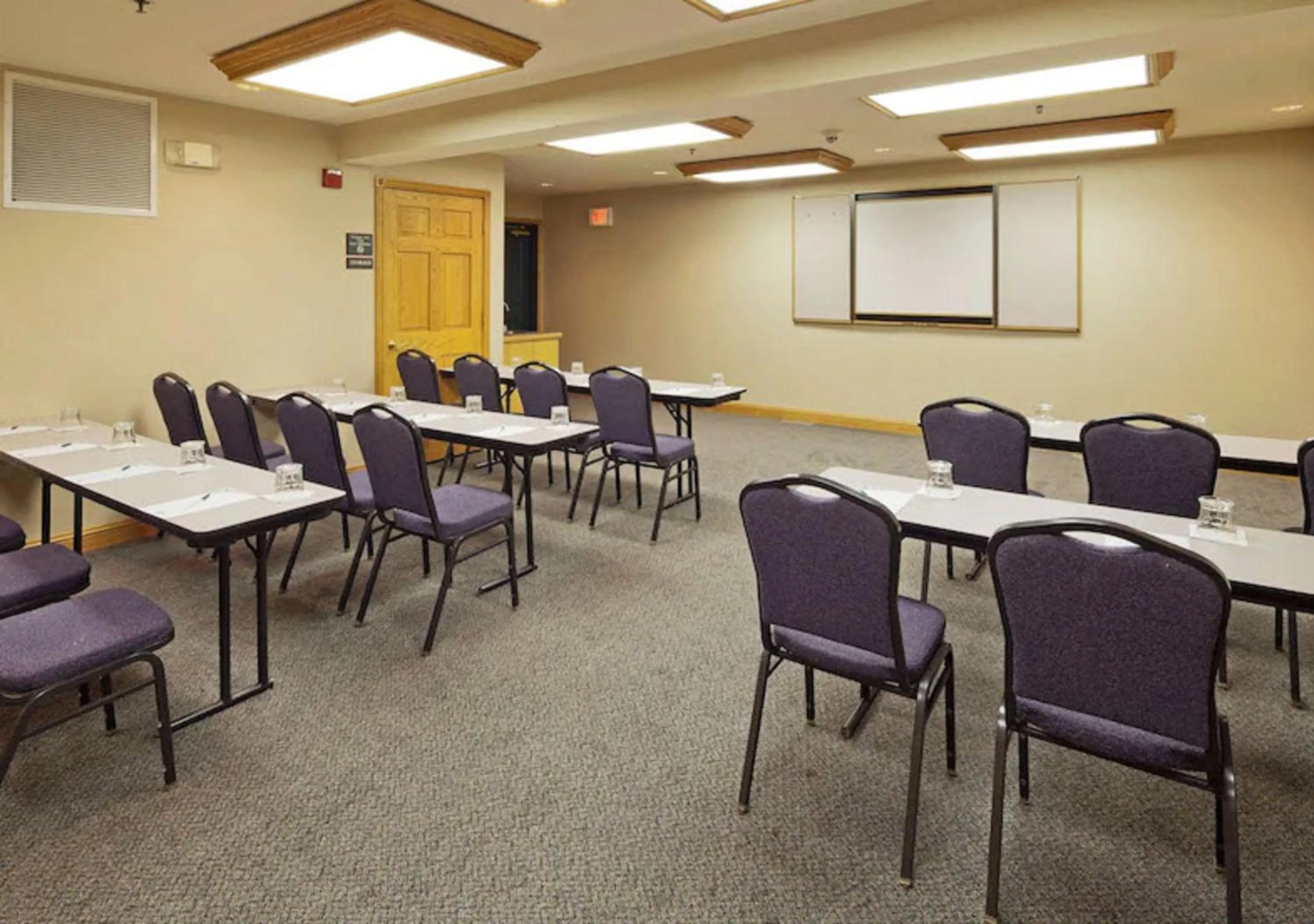 Meeting/conference room in Holiday Inn Express & Suites Port Washington by IHG