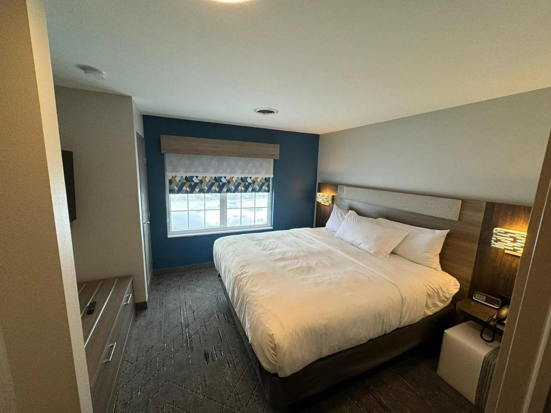Photo of the whole room, Bed in Holiday Inn Express & Suites Port Washington by IHG