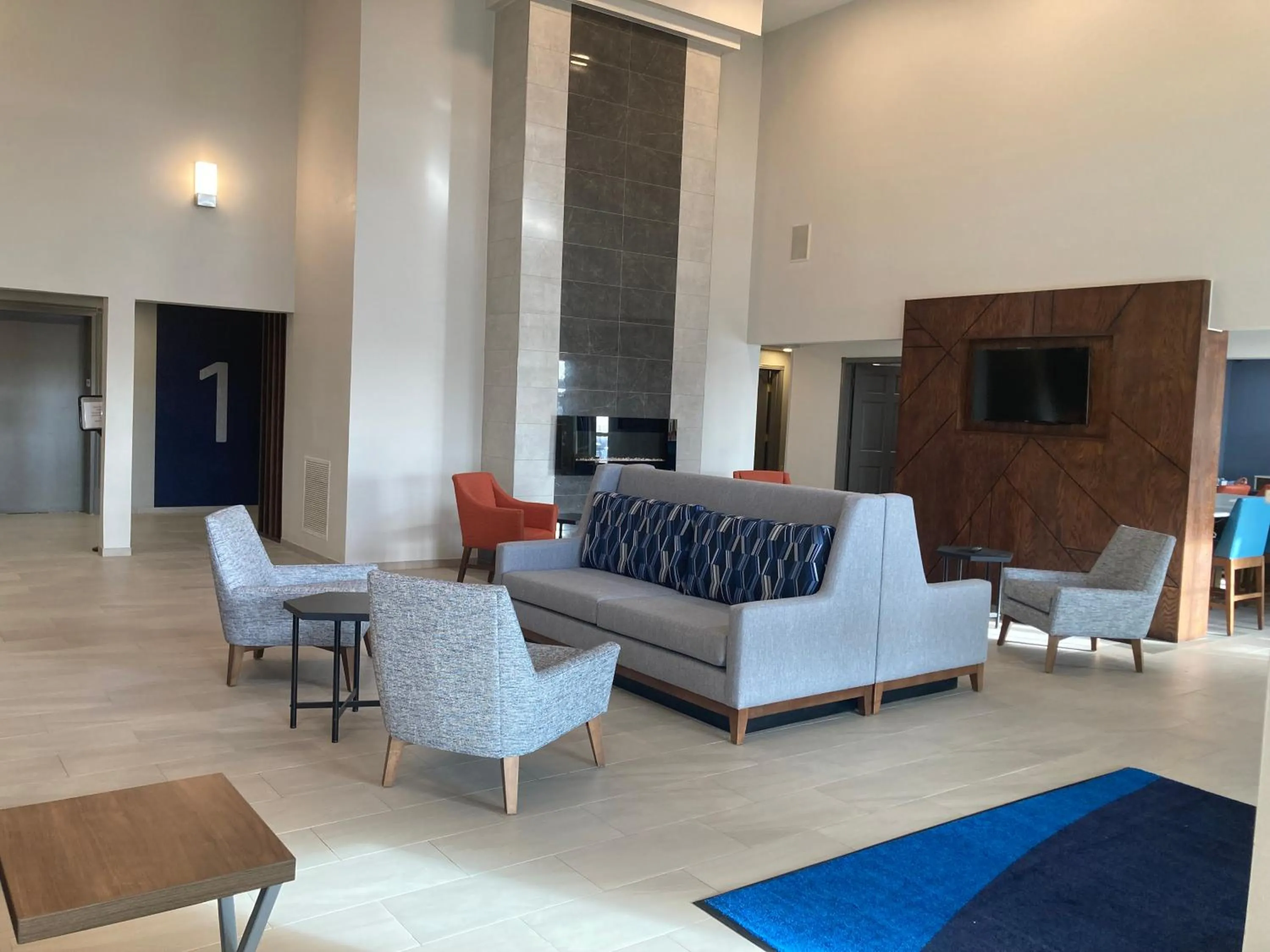 Communal lounge/ TV room in Holiday Inn Express & Suites Port Washington by IHG