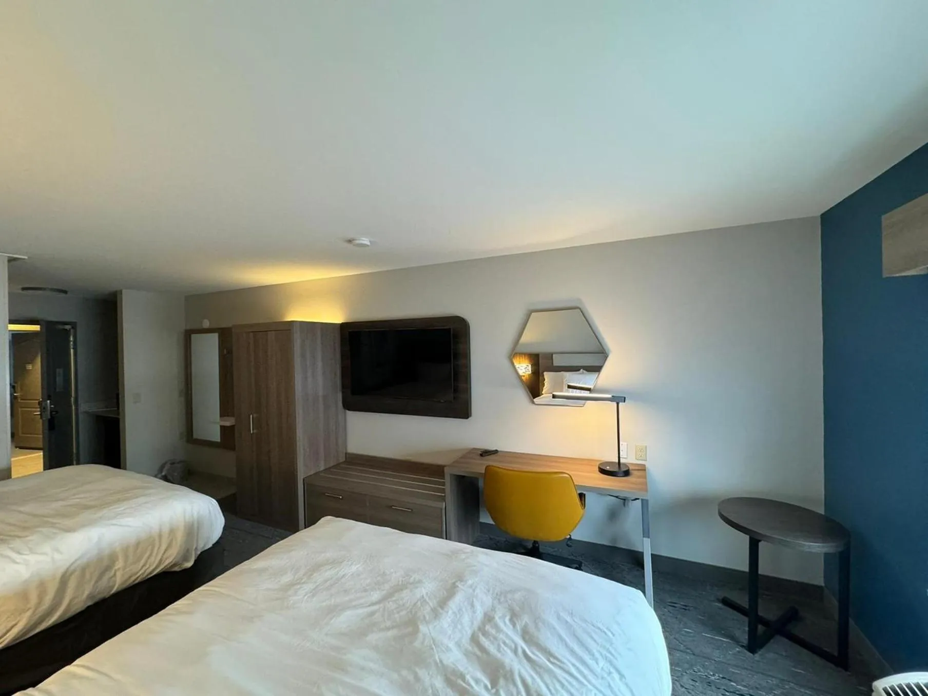 Photo of the whole room, Bed in Holiday Inn Express & Suites Port Washington by IHG