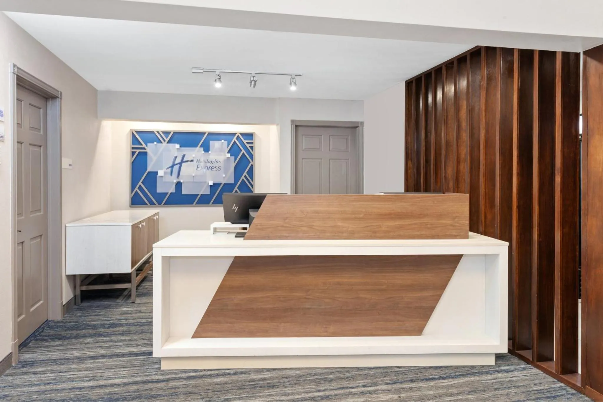 Property building, Bed in Holiday Inn Express & Suites Port Washington by IHG