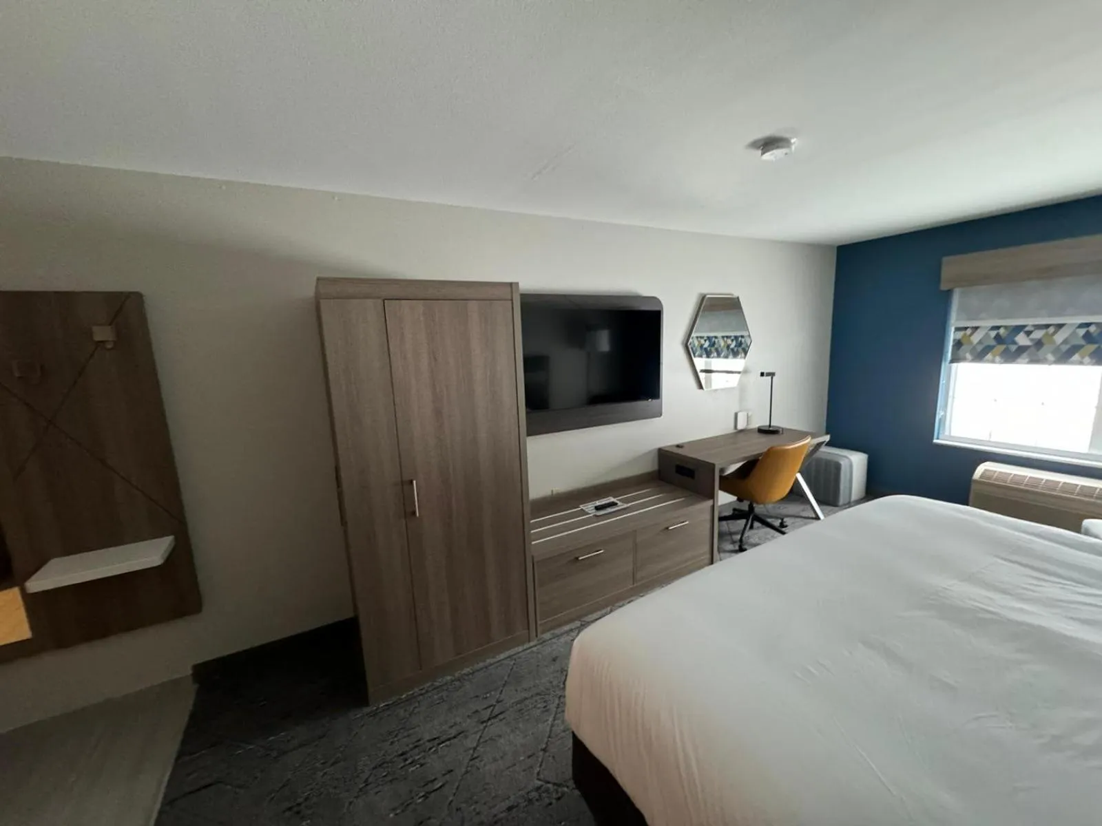 TV and multimedia, Bed in Holiday Inn Express & Suites Port Washington by IHG
