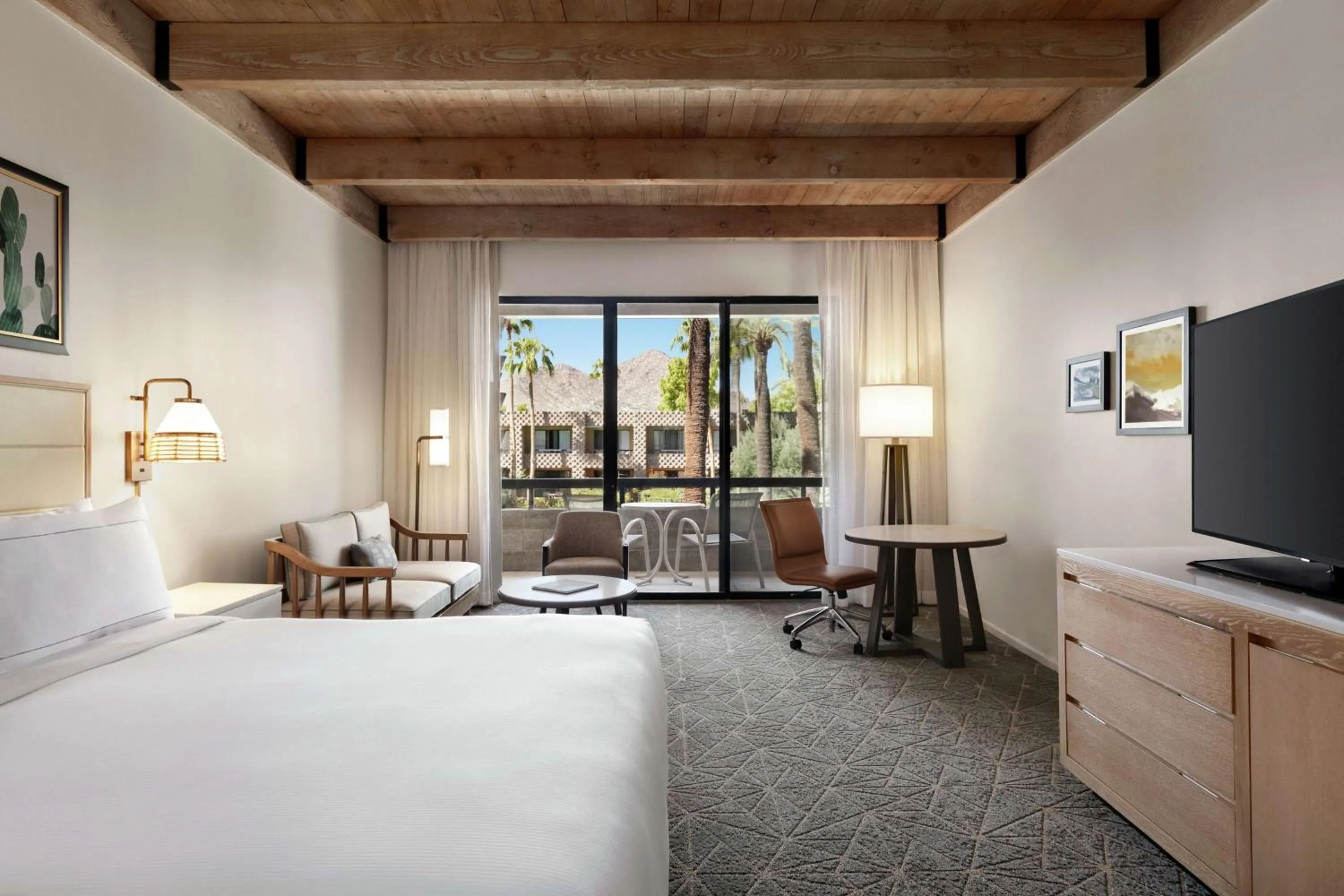 Living room, Bed in DoubleTree by Hilton Paradise Valley Resort Scottsdale