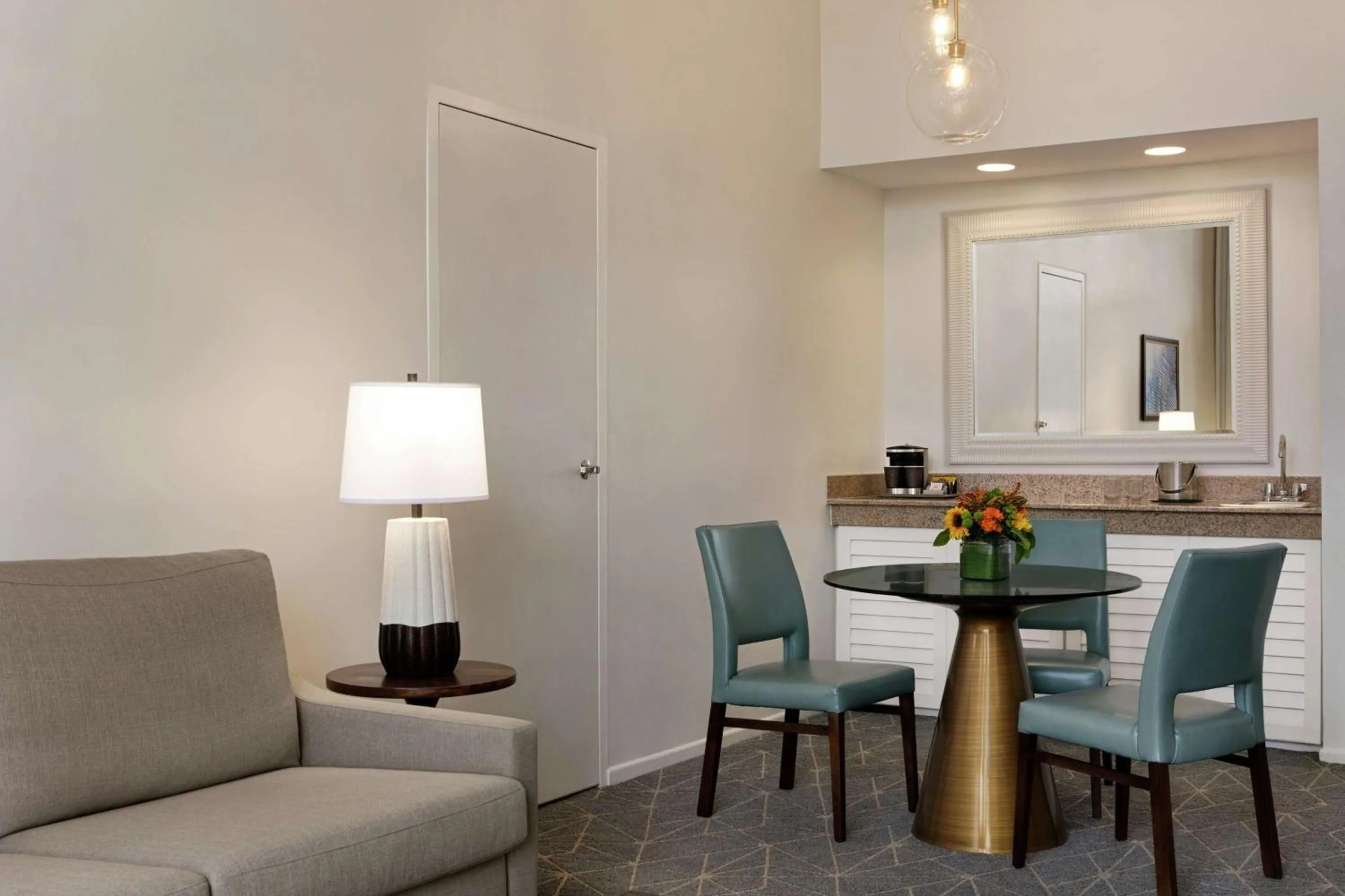 Living room in DoubleTree by Hilton Paradise Valley Resort Scottsdale