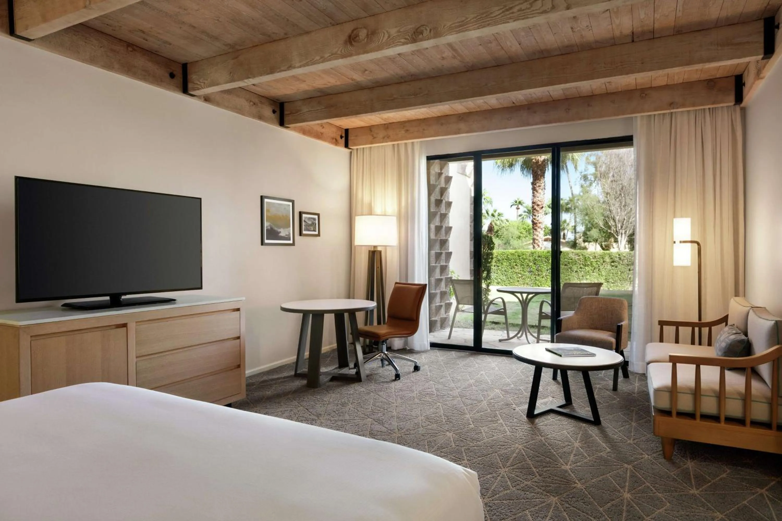 Living room, Bed in DoubleTree by Hilton Paradise Valley Resort Scottsdale