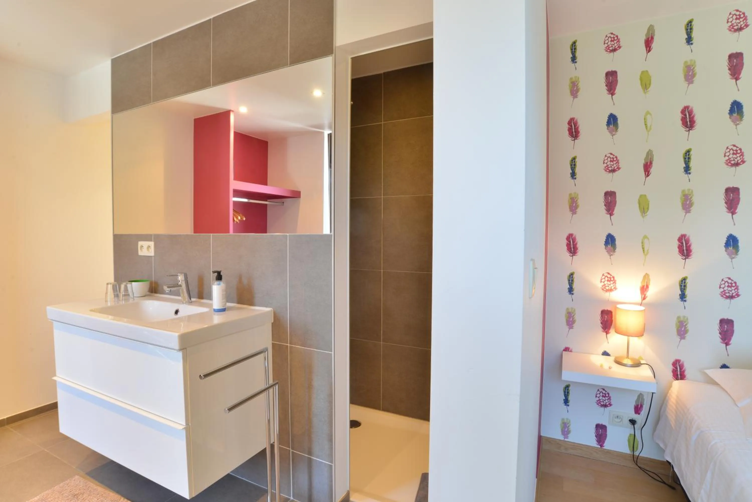 Shower, Bed in Durbuy Ô Restaurant Hotel