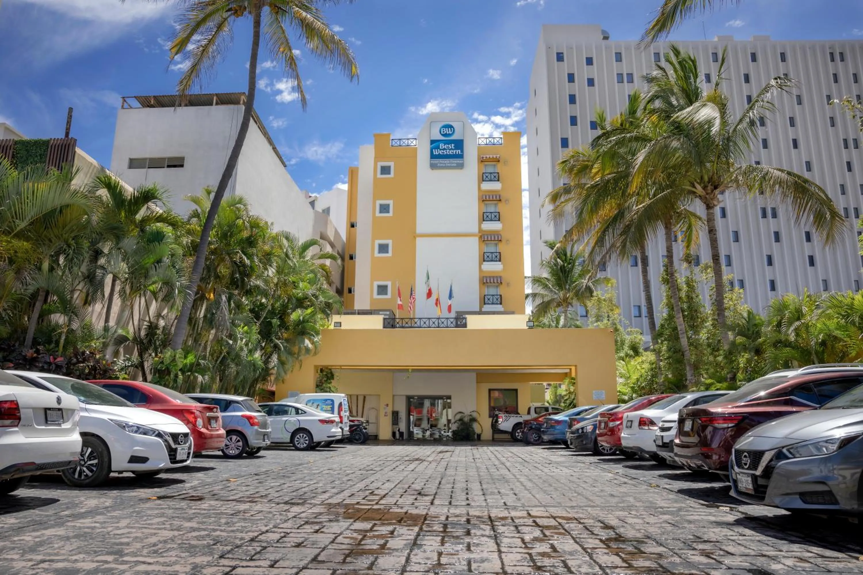 Parking in Best Western Hotel Posada Freeman Zona Dorada