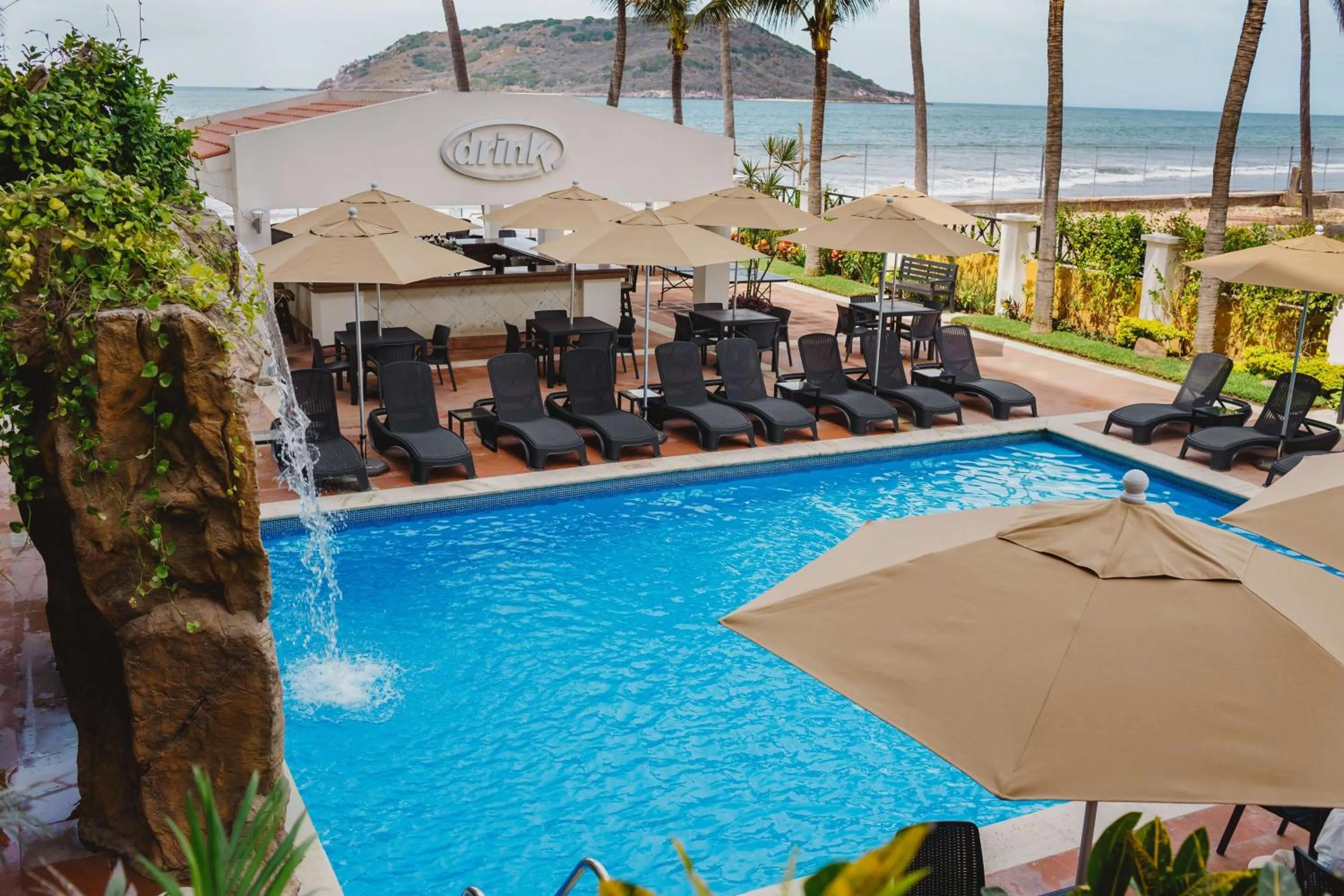 Pool view in Best Western Hotel Posada Freeman Zona Dorada