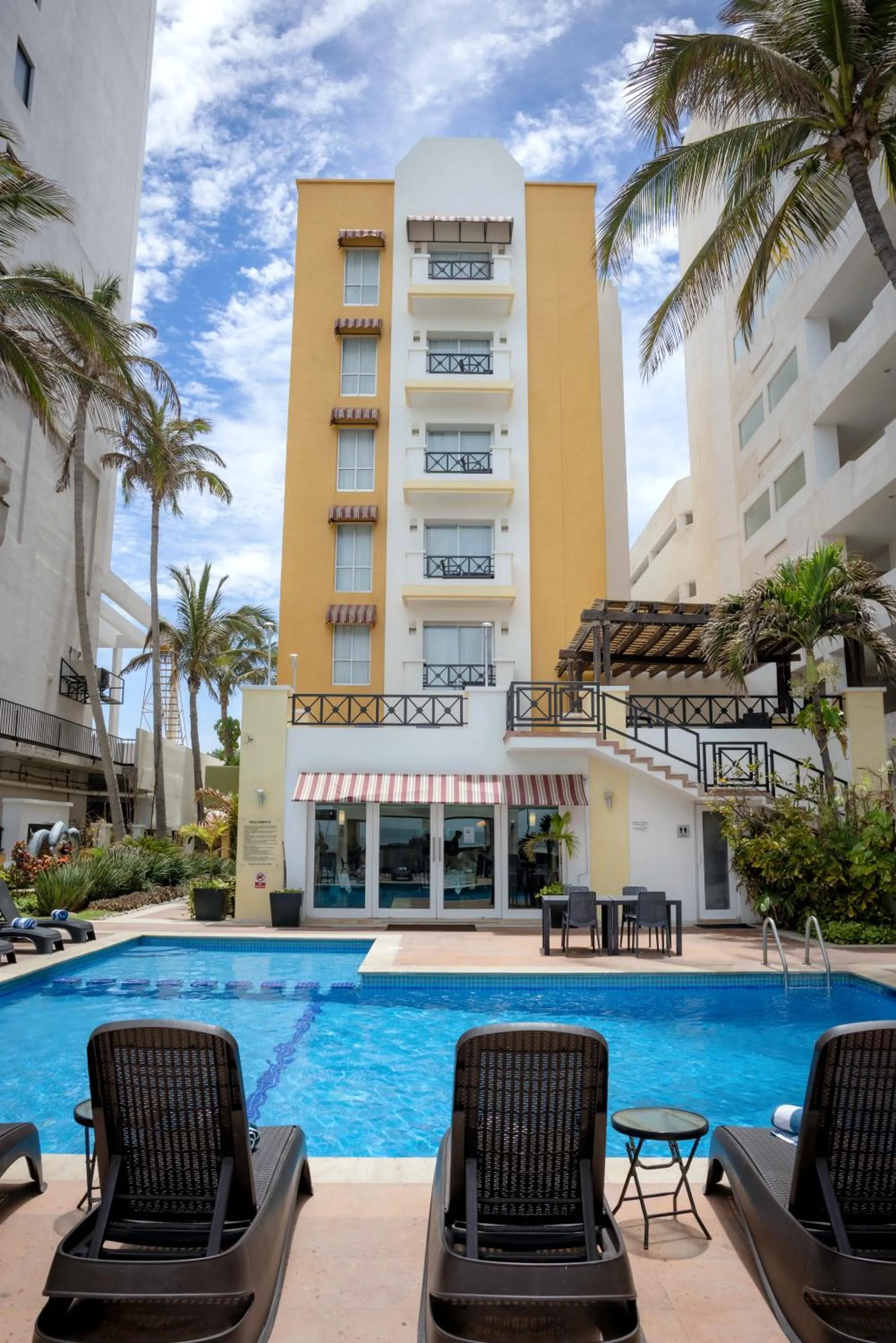 Property building in Best Western Hotel Posada Freeman Zona Dorada