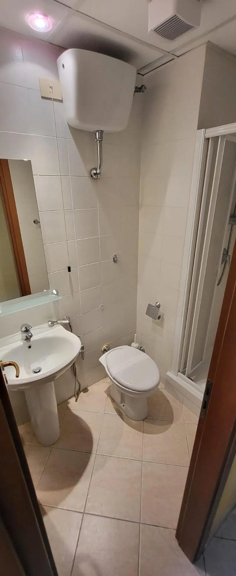 Shower in La Casa di Nazareth