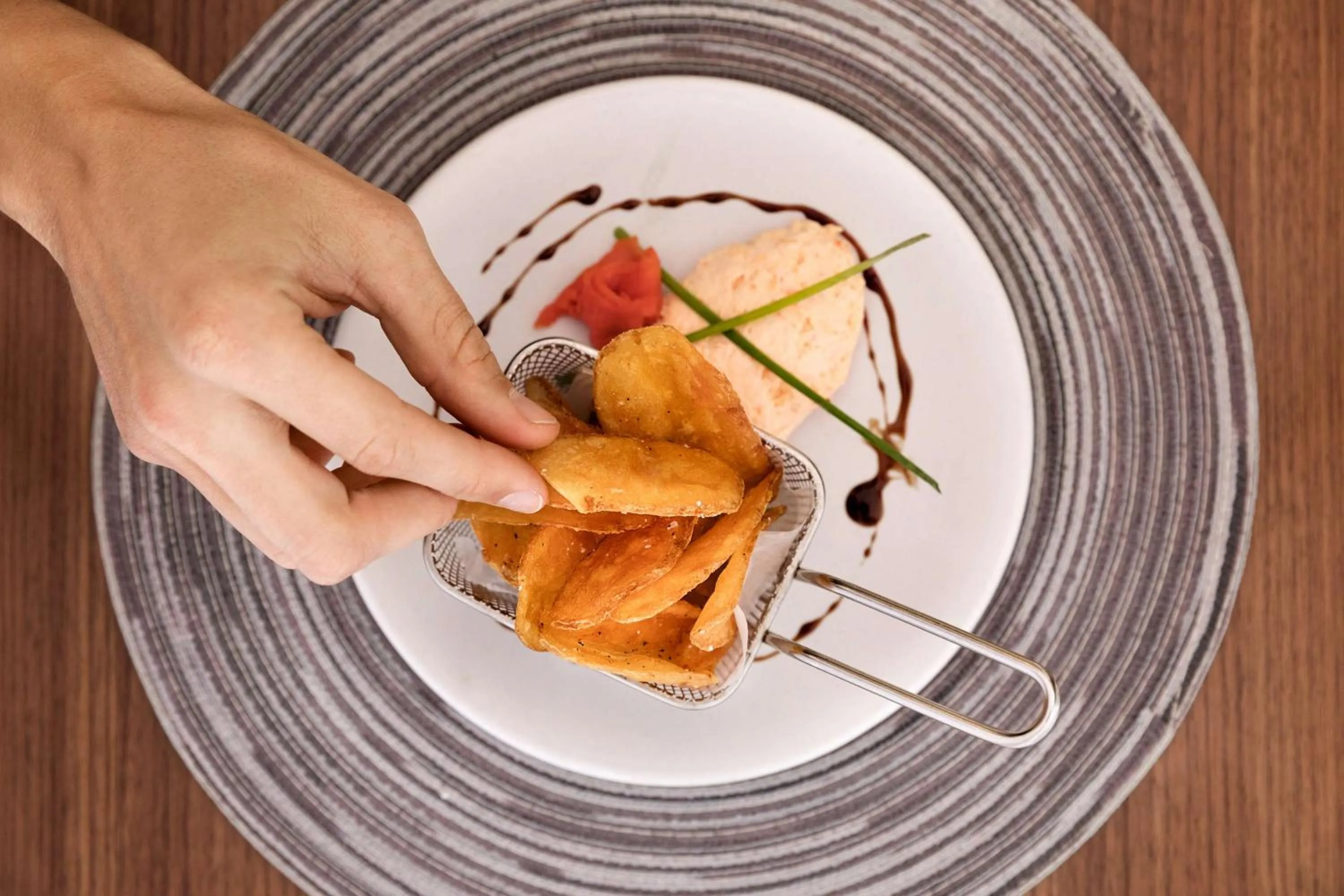 Dining area in Embassy Suites by Hilton Phoenix Downtown North
