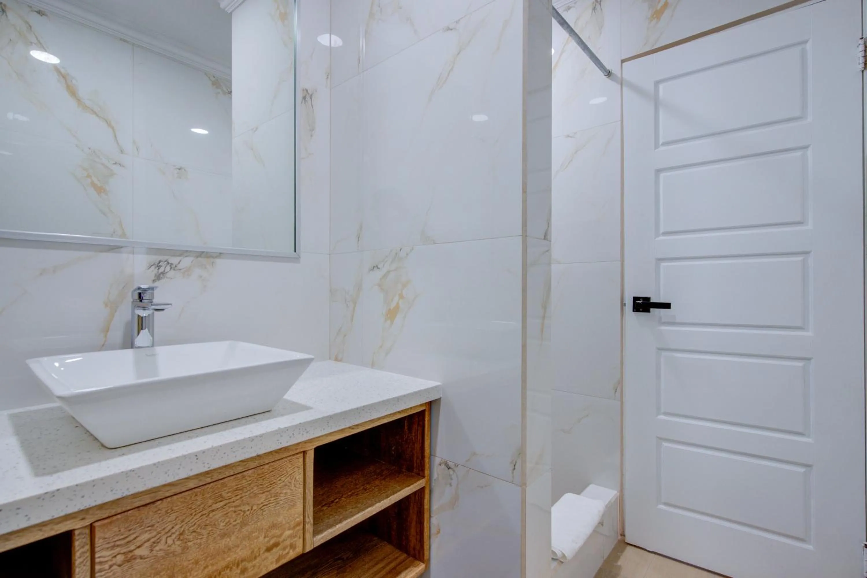 Shower in Airport Suites Hotel