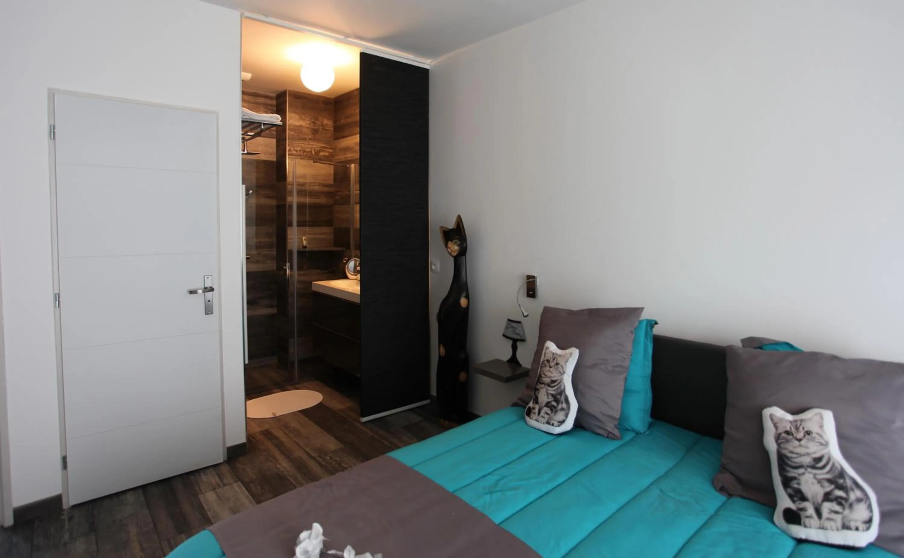 Photo of the whole room, Bed in le chat botté77