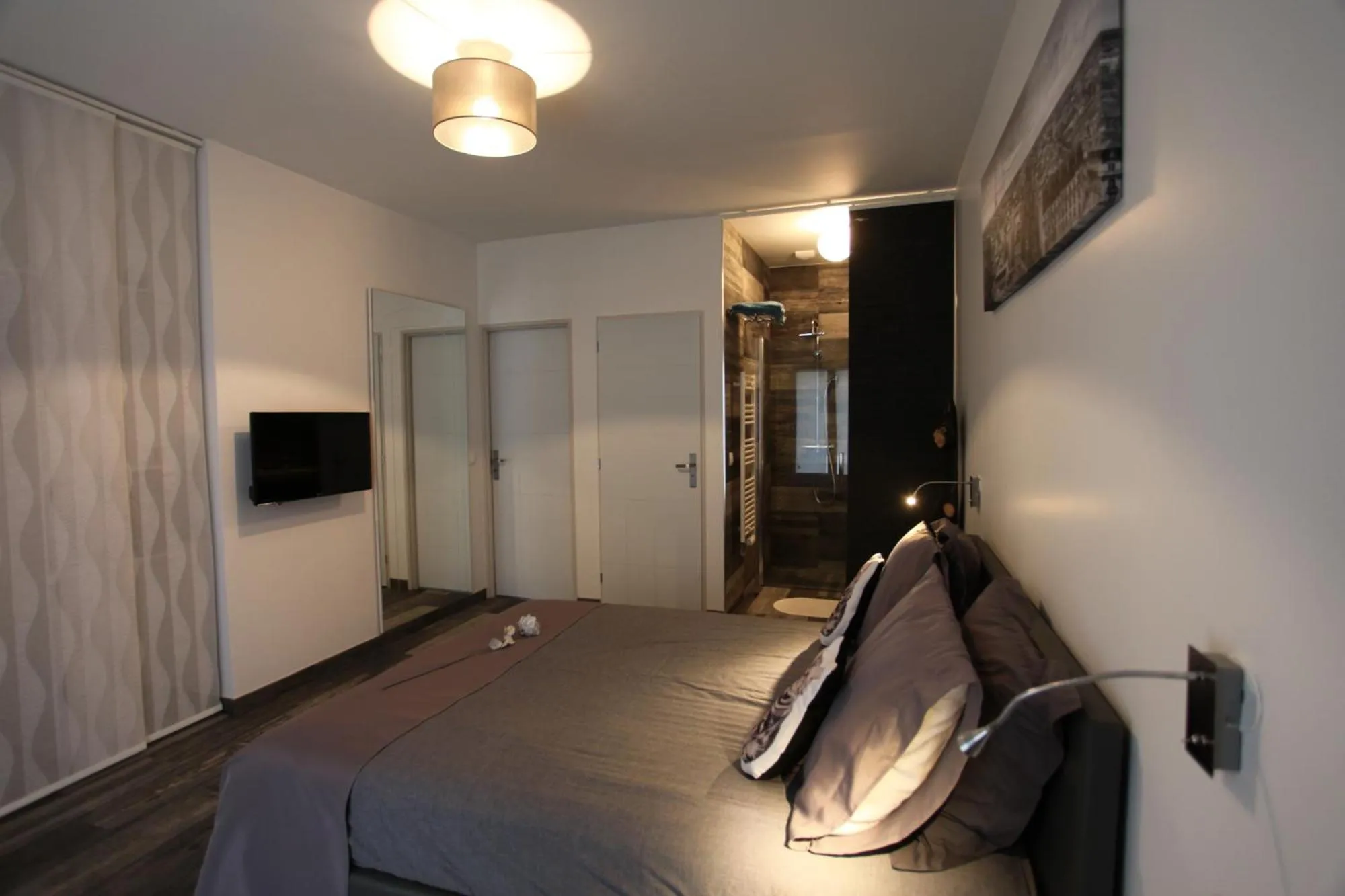 Photo of the whole room, Bed in le chat botté77