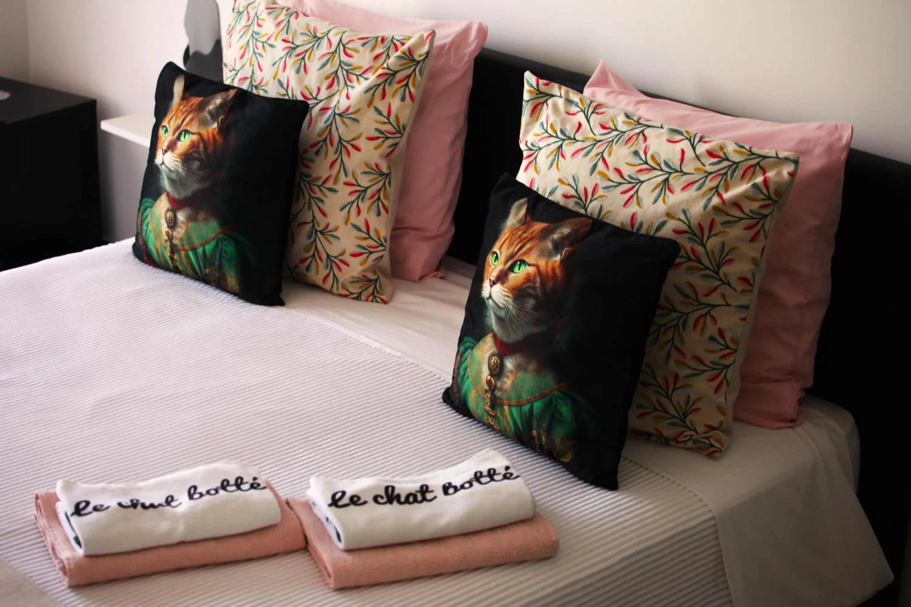 Bedroom, Bed in le chat botté77