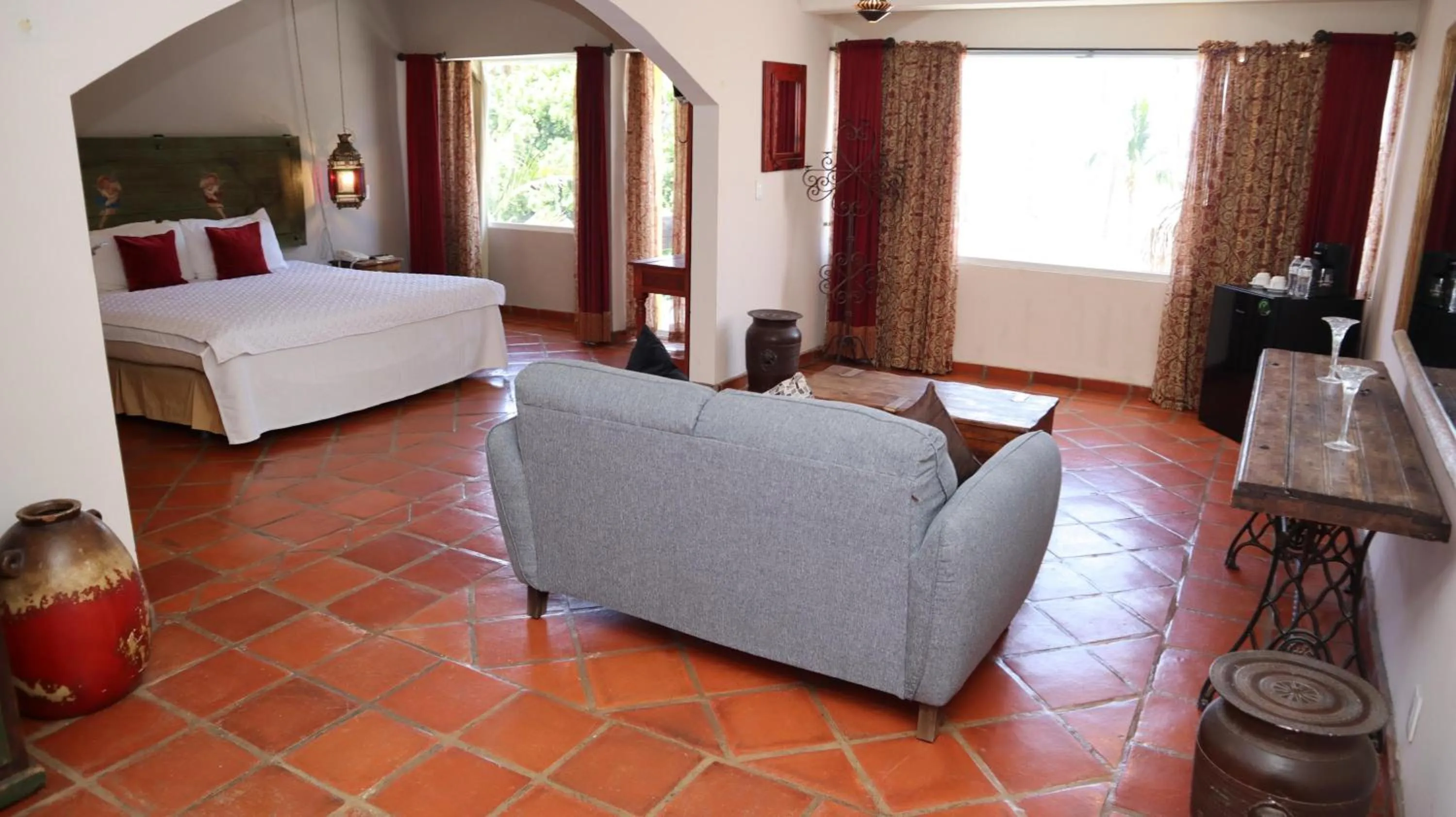 Living room, Bed in La Concha Beach Hotel & Club