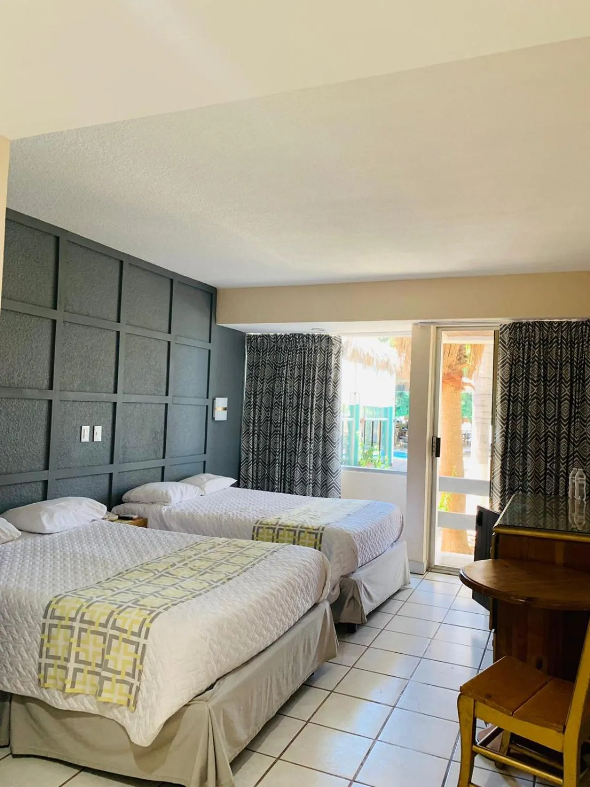 Bedroom, Bed in La Concha Beach Hotel & Club