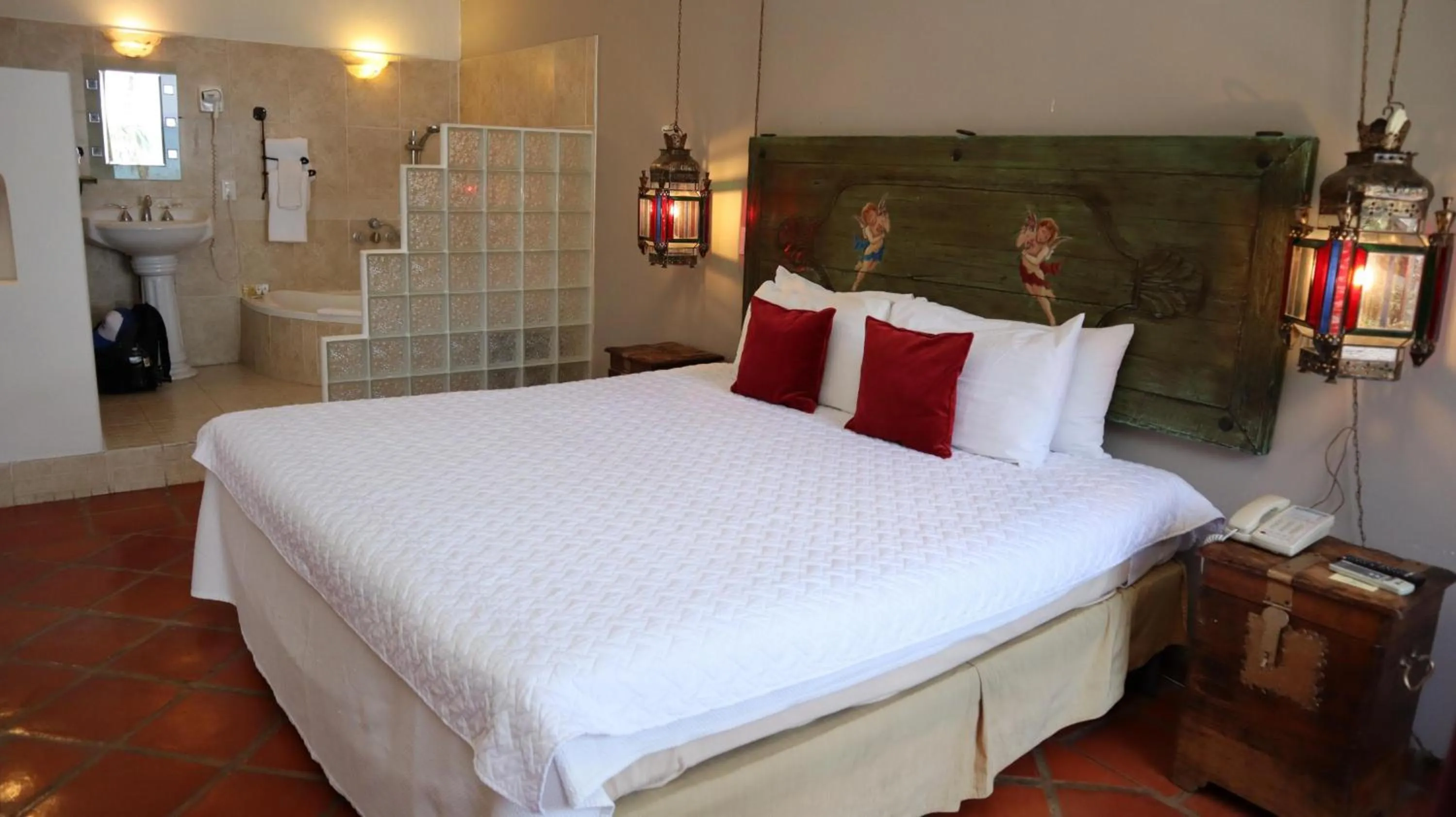 Bedroom, Bed in La Concha Beach Hotel & Club