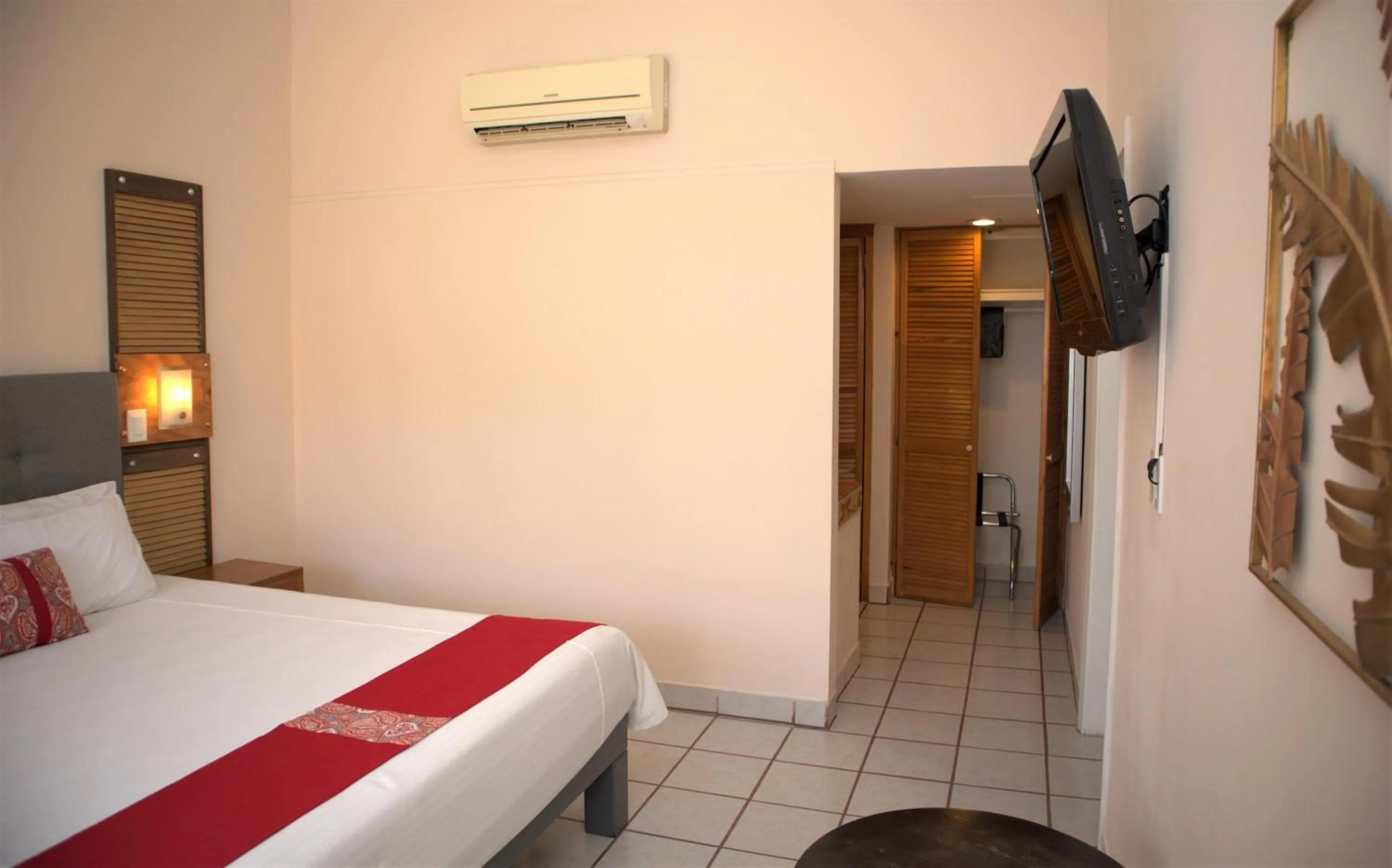 Photo of the whole room, Bed in La Concha Beach Hotel & Club