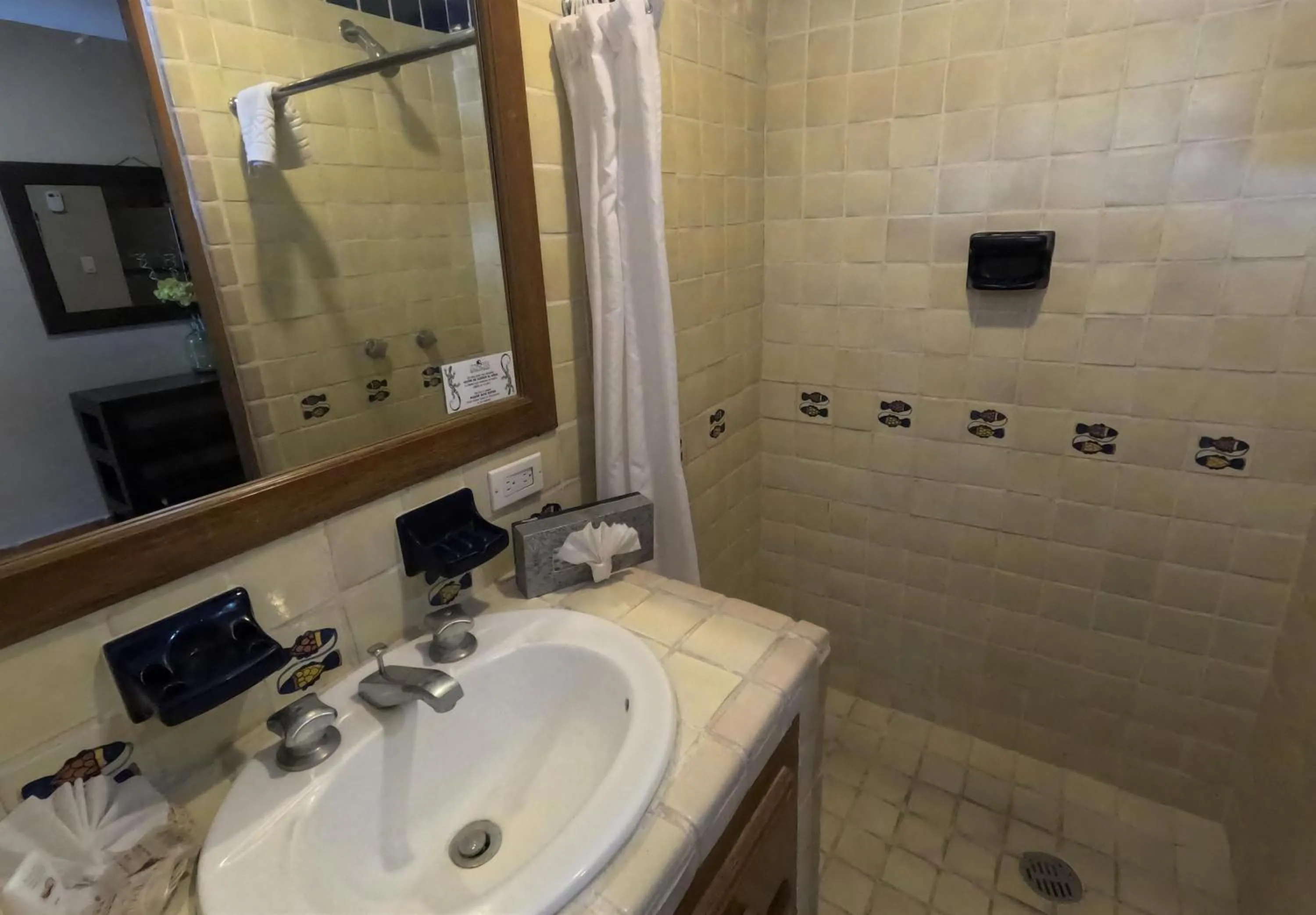 Shower in La Concha Beach Hotel & Club