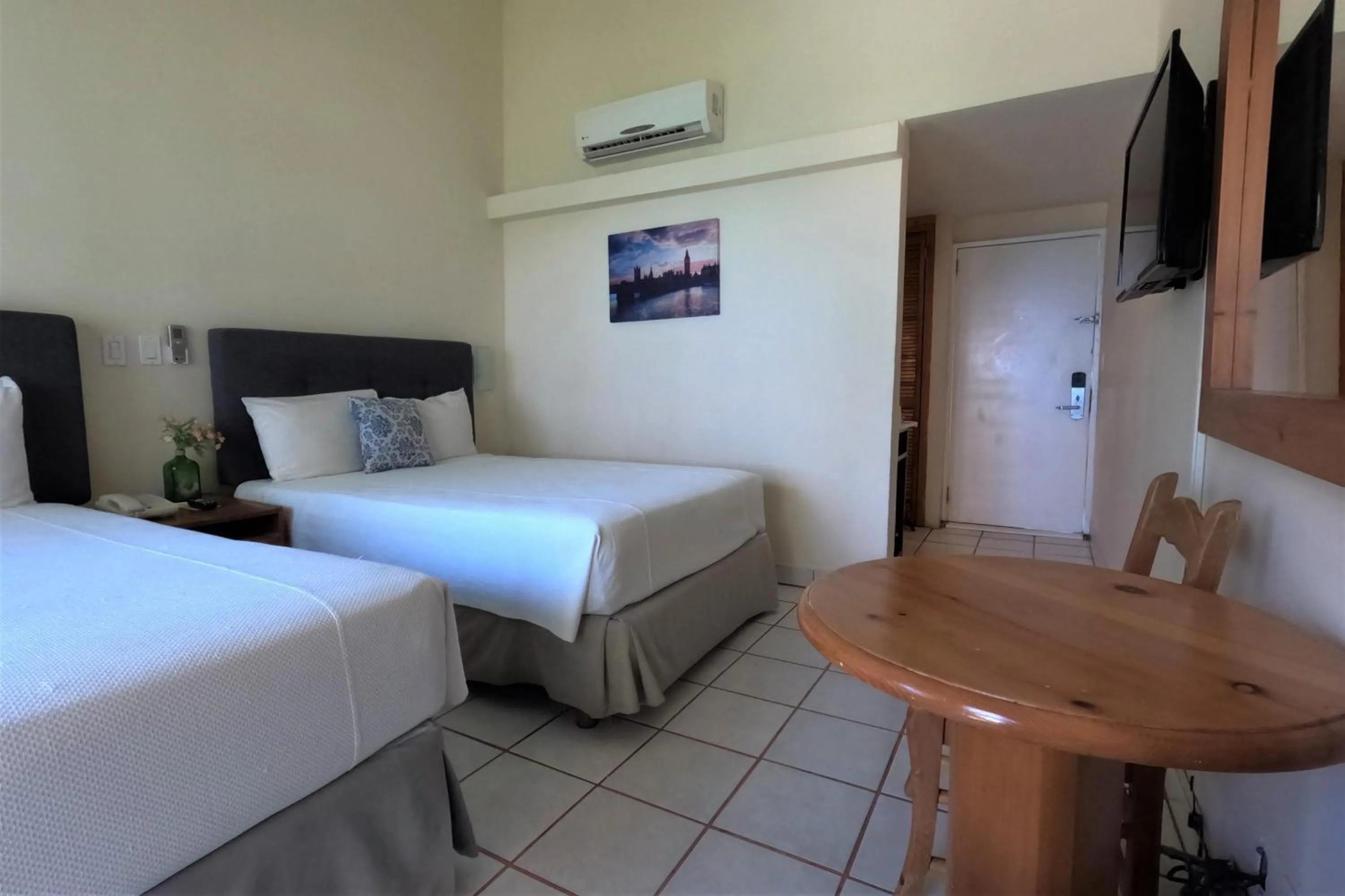 Bedroom, Bed in La Concha Beach Hotel & Club