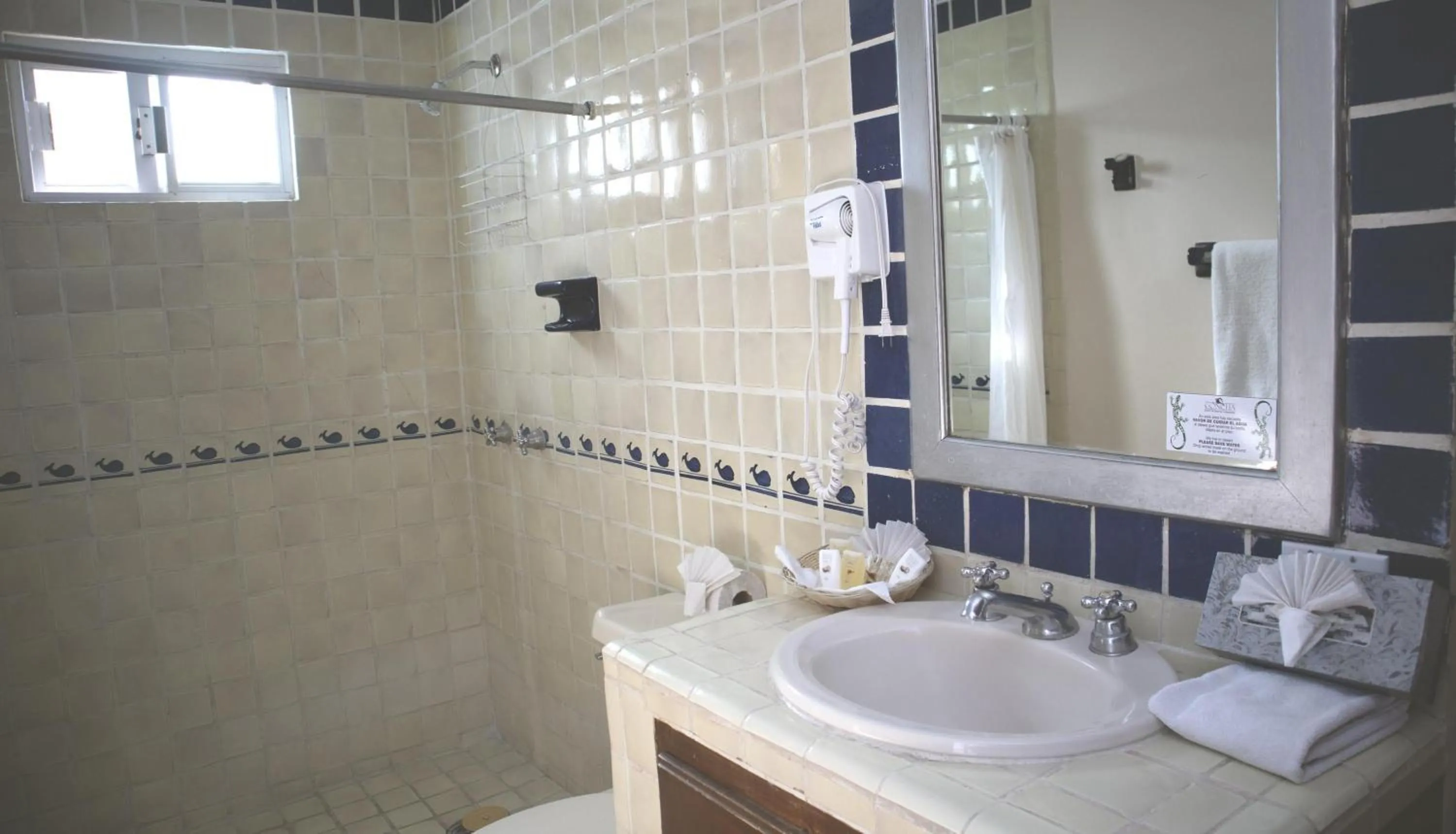 Shower in La Concha Beach Hotel & Club