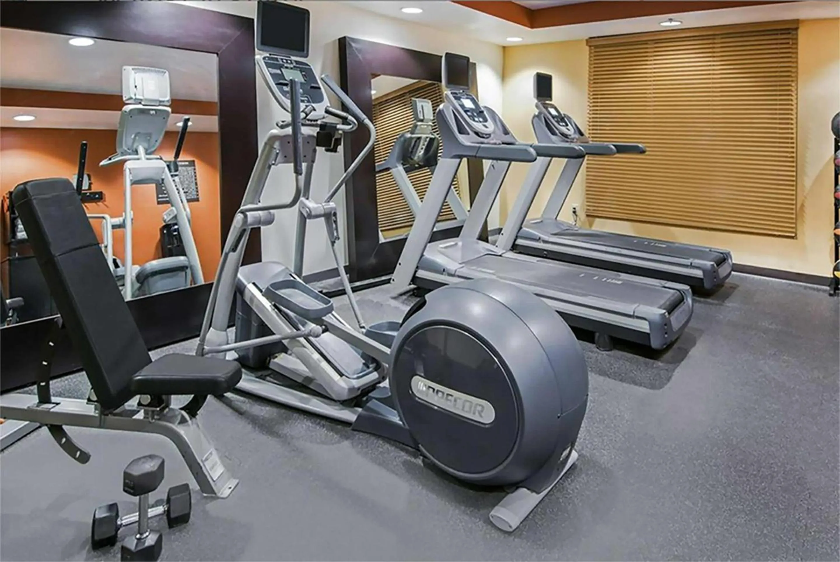 Fitness centre/facilities in MainStay Suites Phoenix North