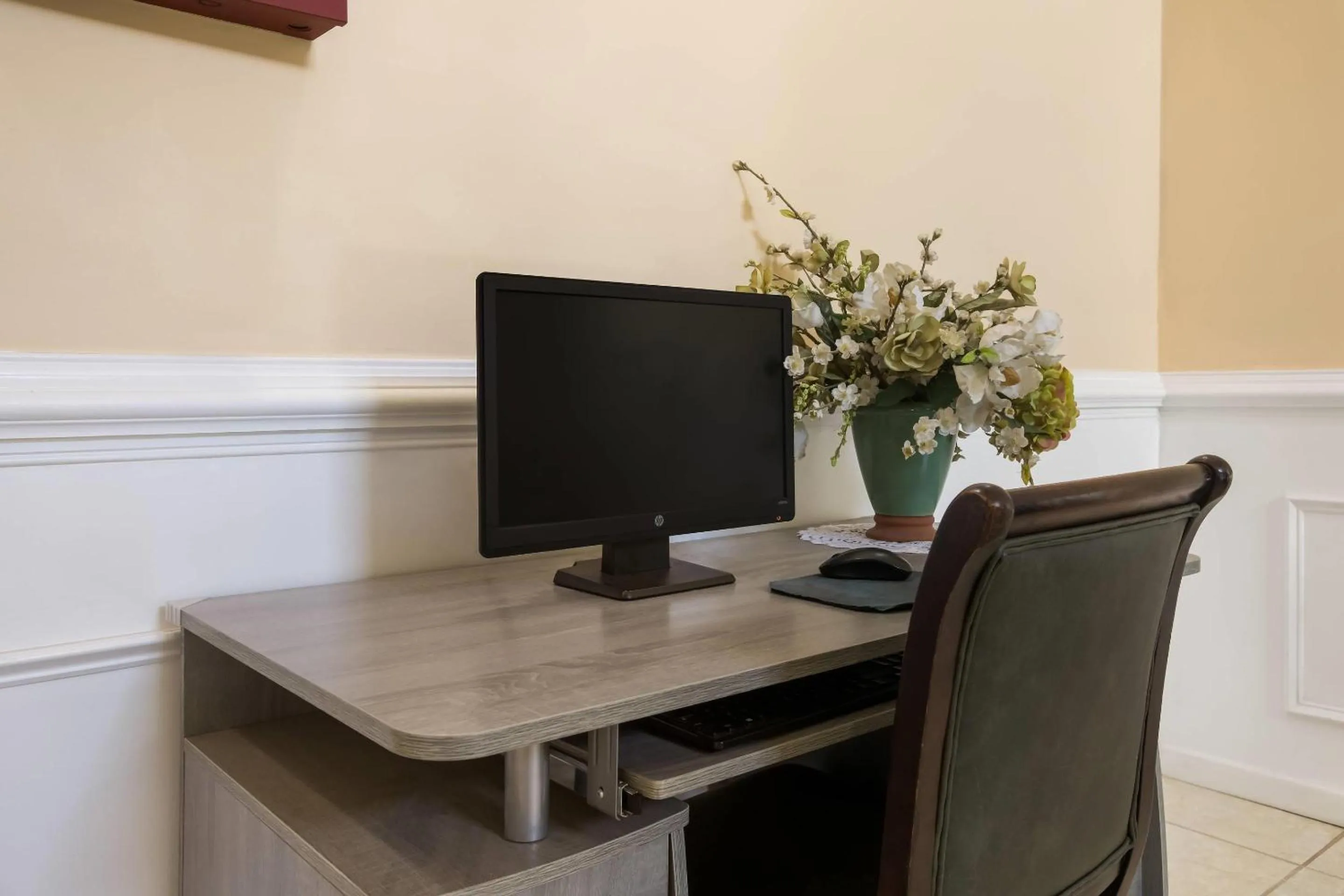 Business facilities in Quality Inn & Suites Greensboro near Lake Oconee