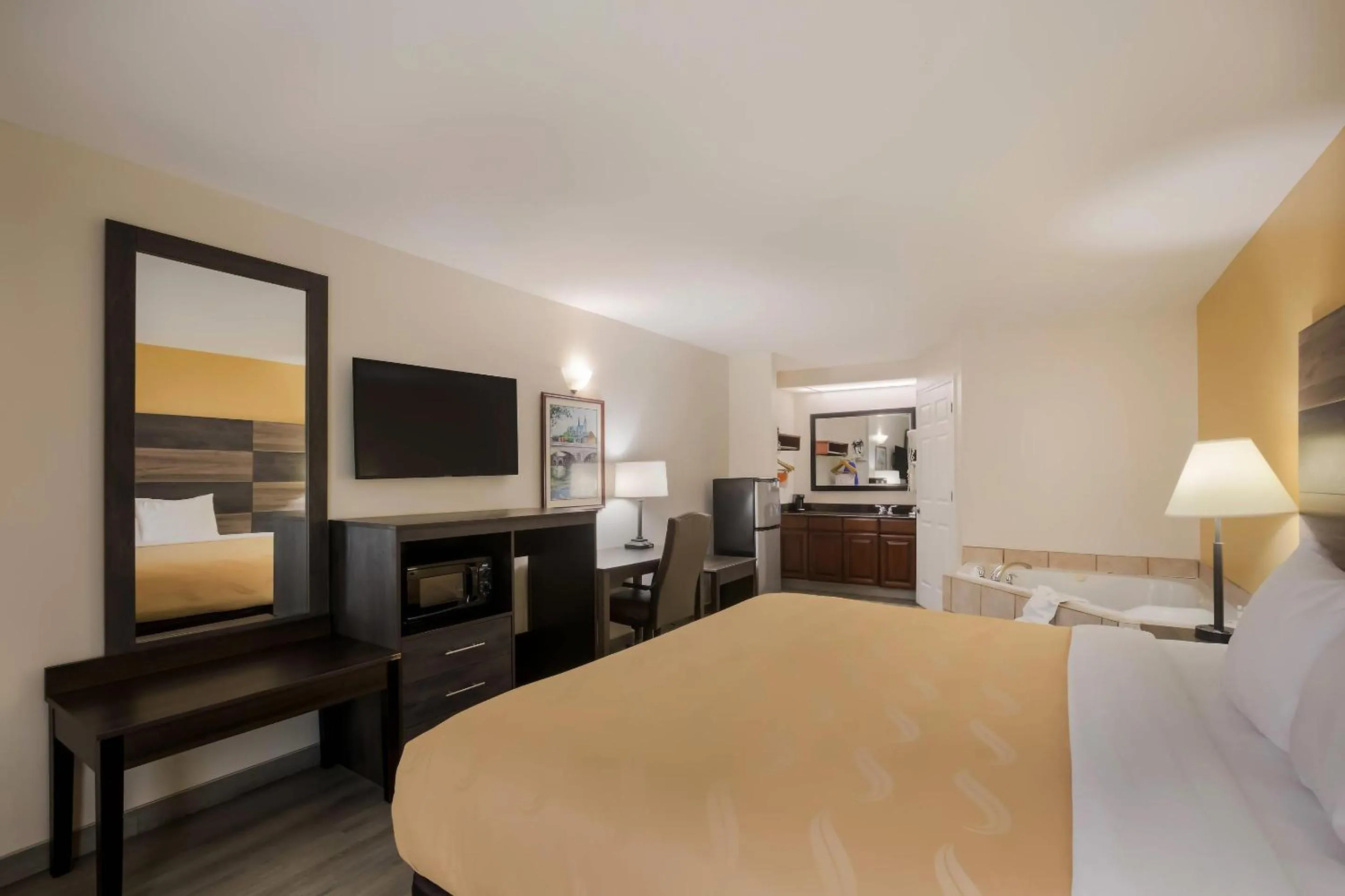 Bedroom, Bed in Quality Inn & Suites Greensboro near Lake Oconee