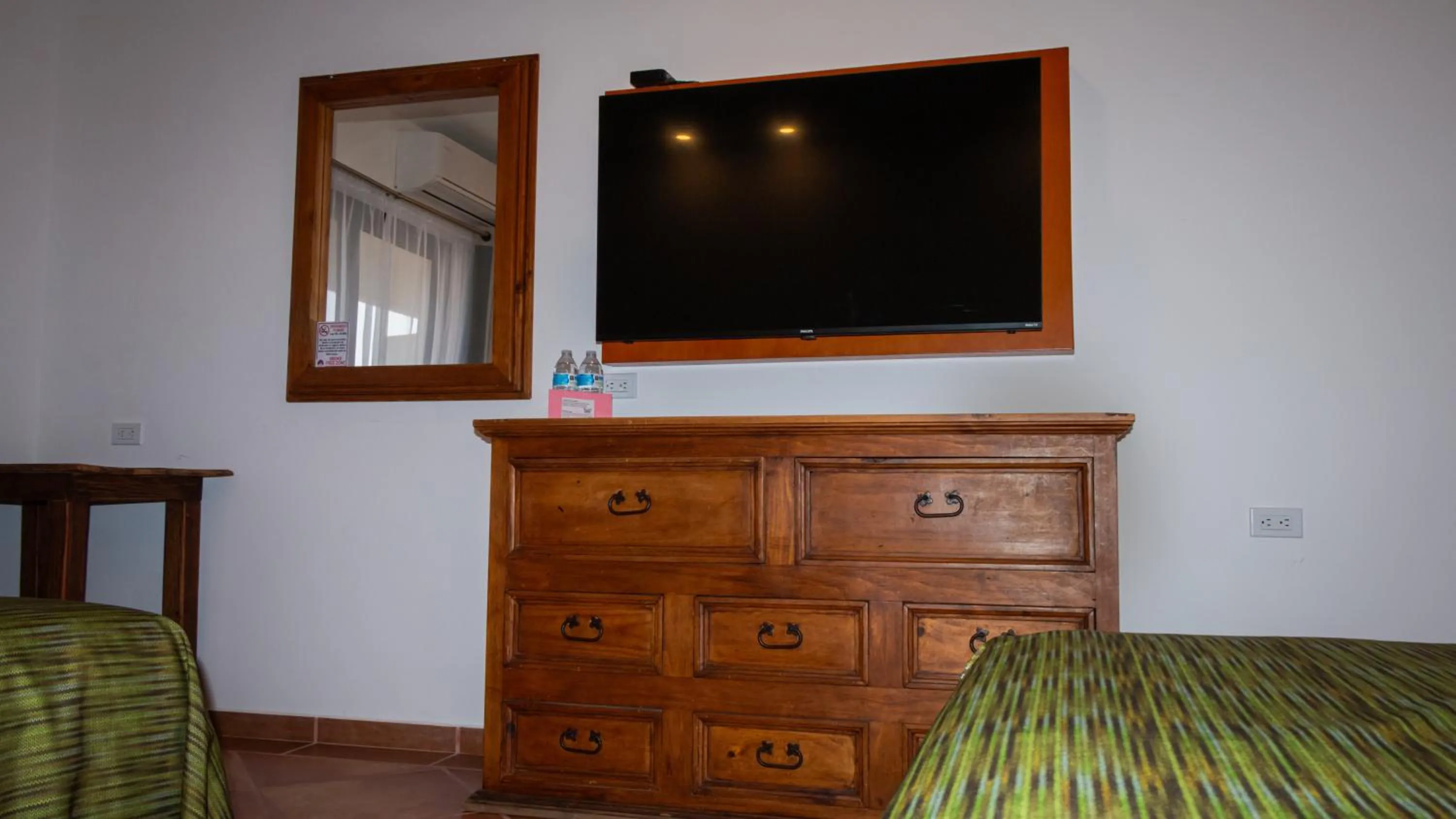 TV and multimedia in Hotel Hacienda Bugambilias La Paz