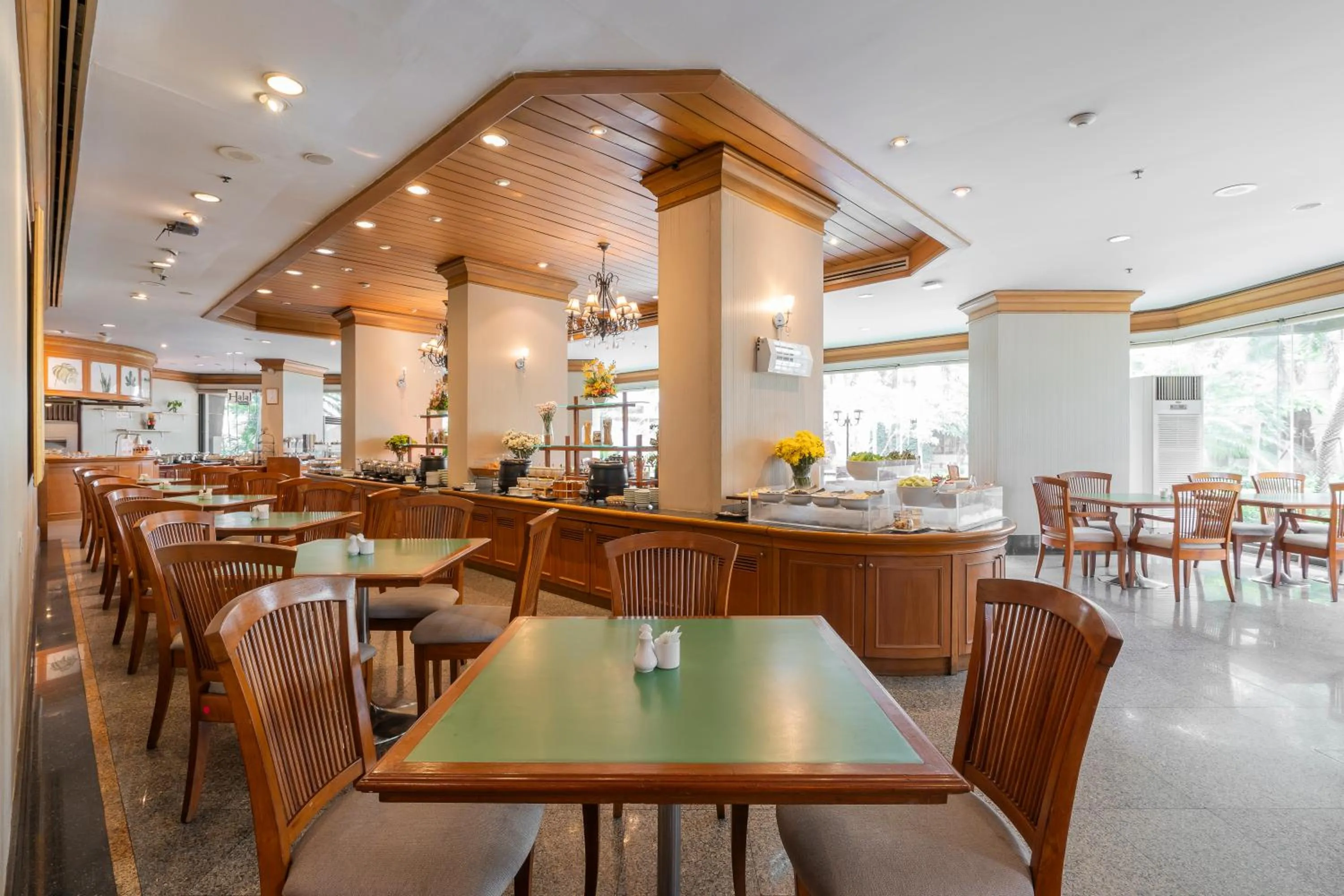 Restaurant/places to eat in Grand Diamond Suites Hotel