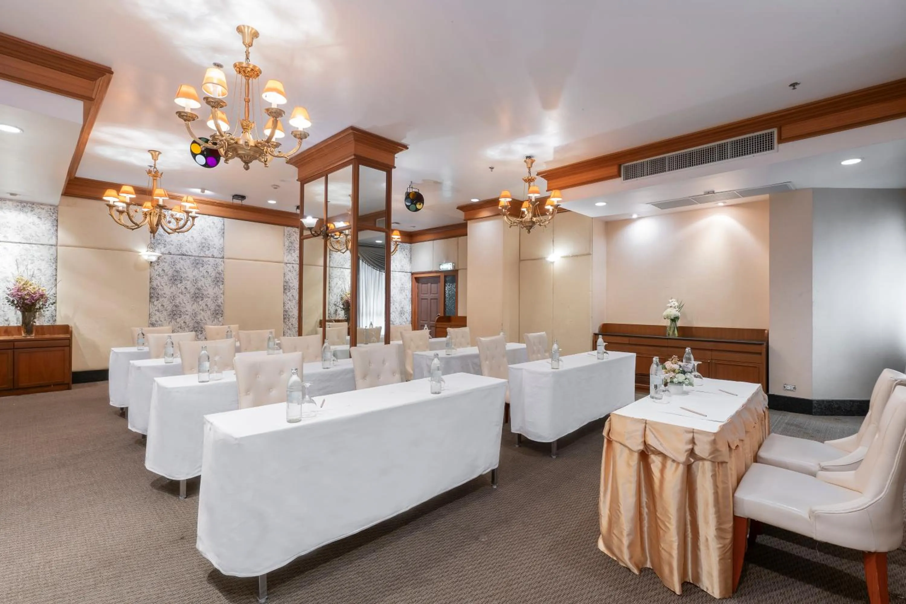 Meeting/conference room in Grand Diamond Suites Hotel