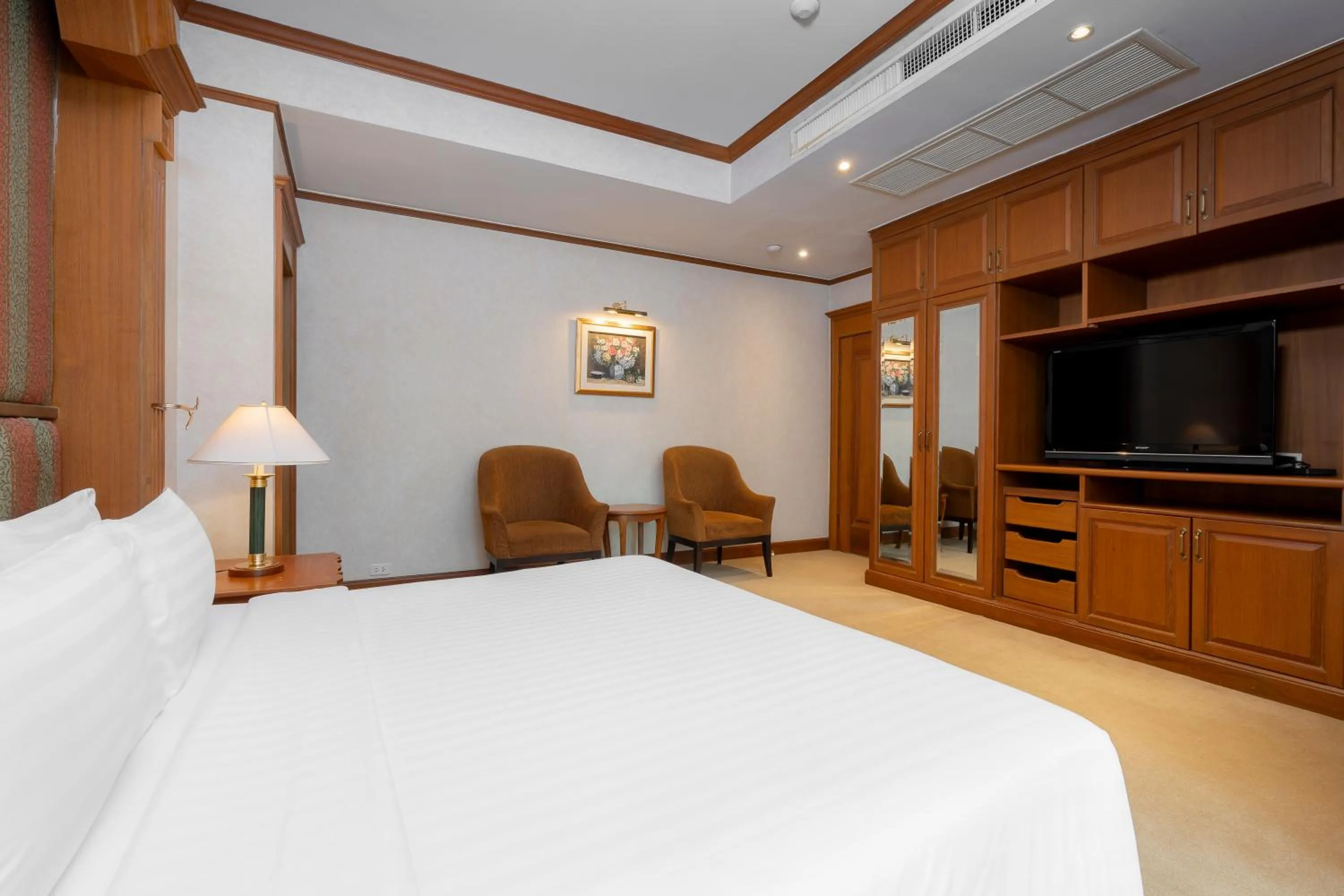 Bedroom, Bed in Grand Diamond Suites Hotel