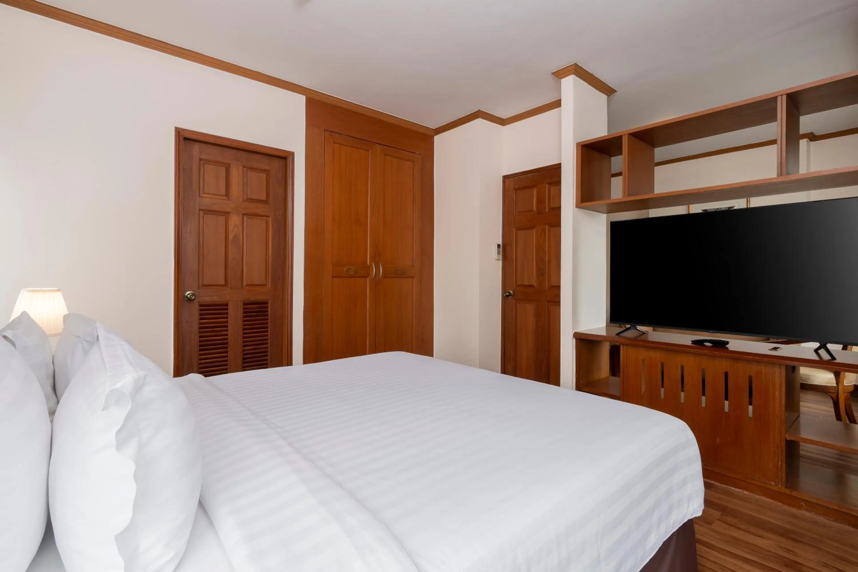 Bedroom, Bed in Grand Diamond Suites Hotel