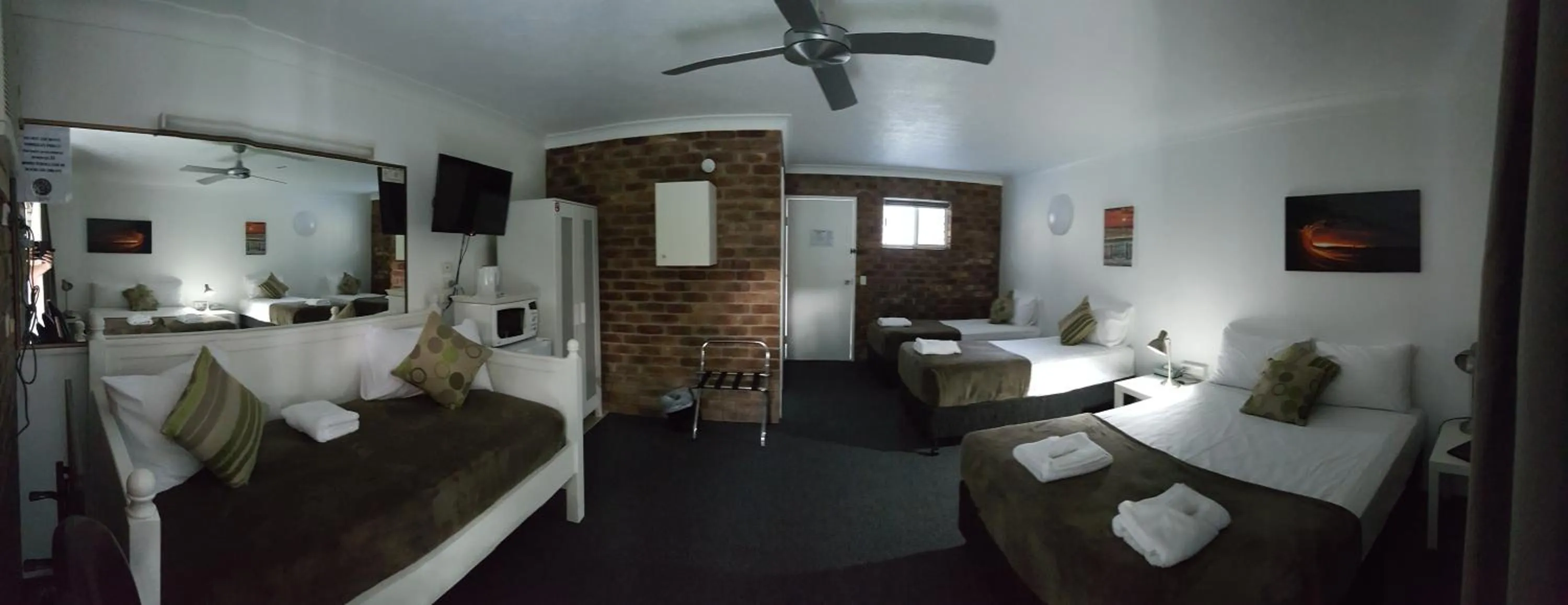 Bedroom, Bed in Coomera Motor Inn