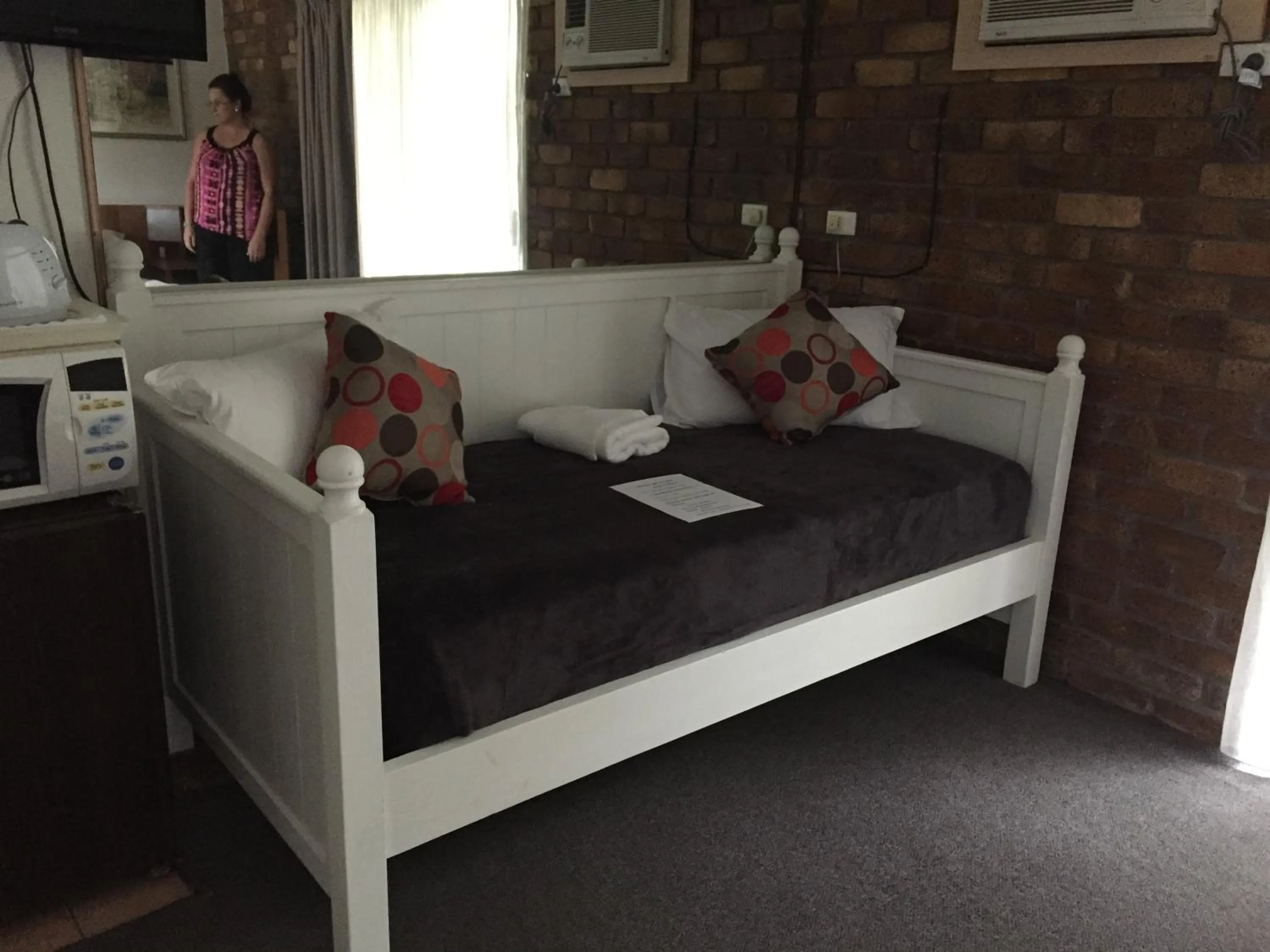 Living room, Bed in Coomera Motor Inn