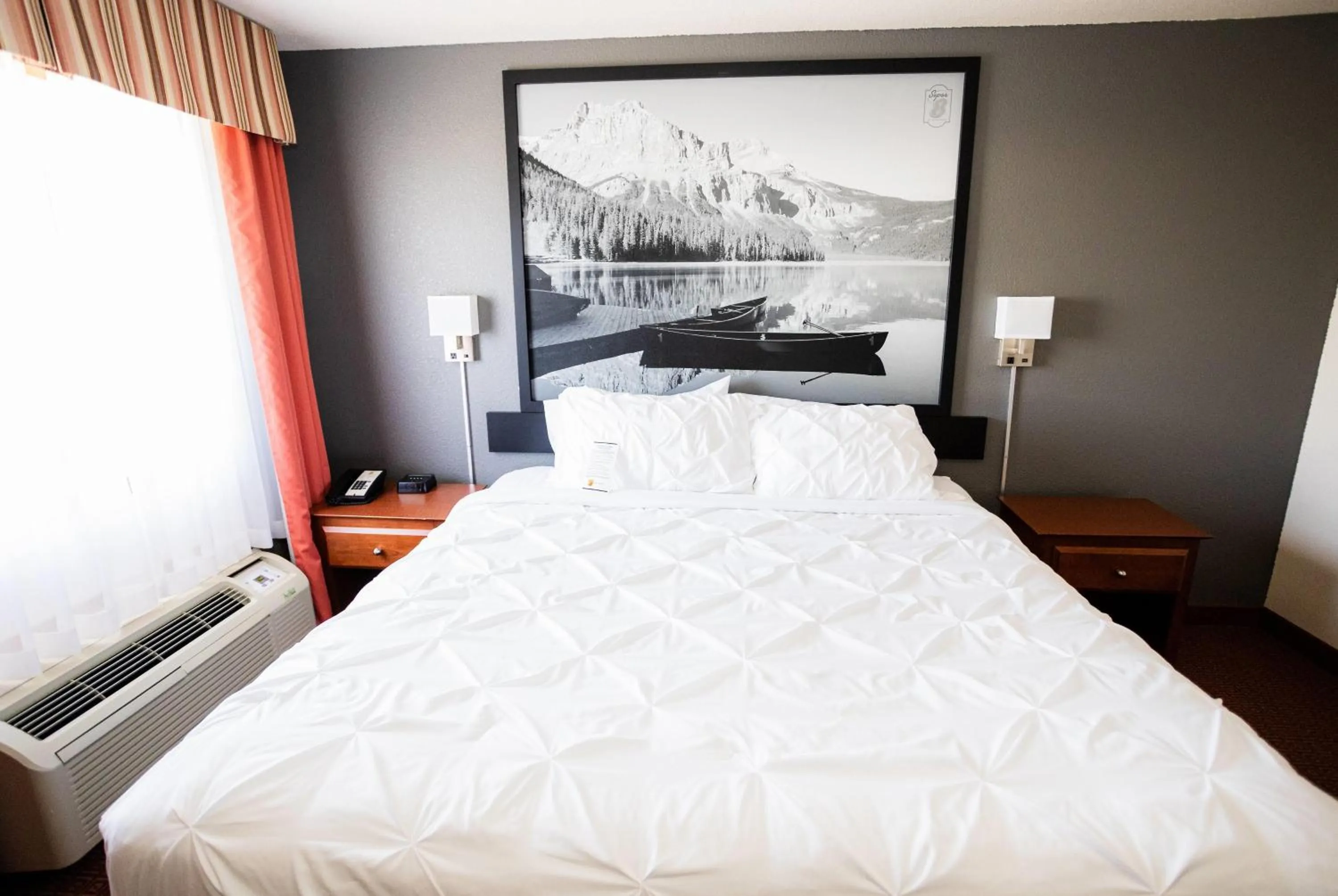 Photo of the whole room, Bed in Super 8 by Wyndham Drayton Valley