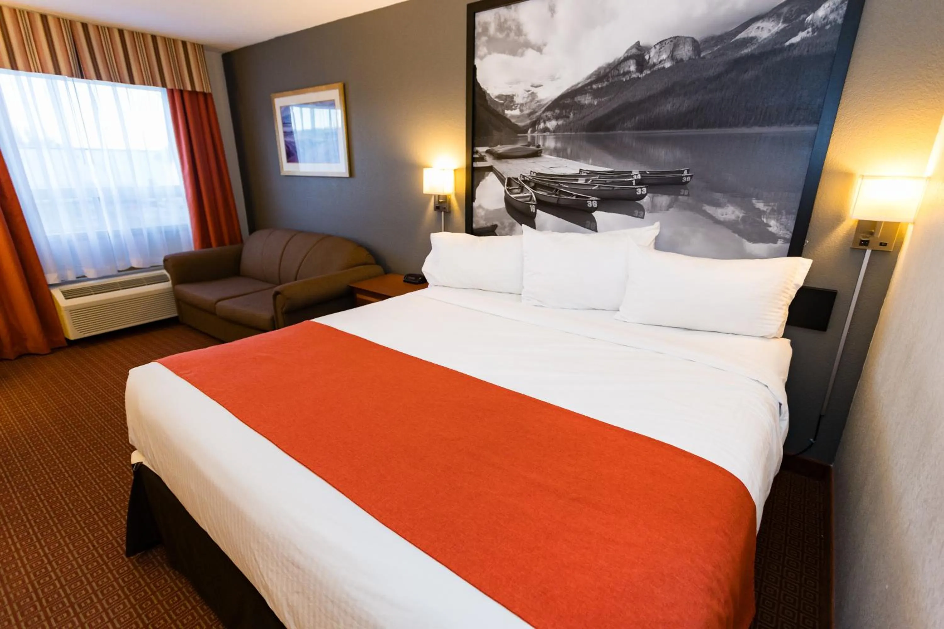 Kitchen or kitchenette, Bed in Super 8 by Wyndham Drayton Valley