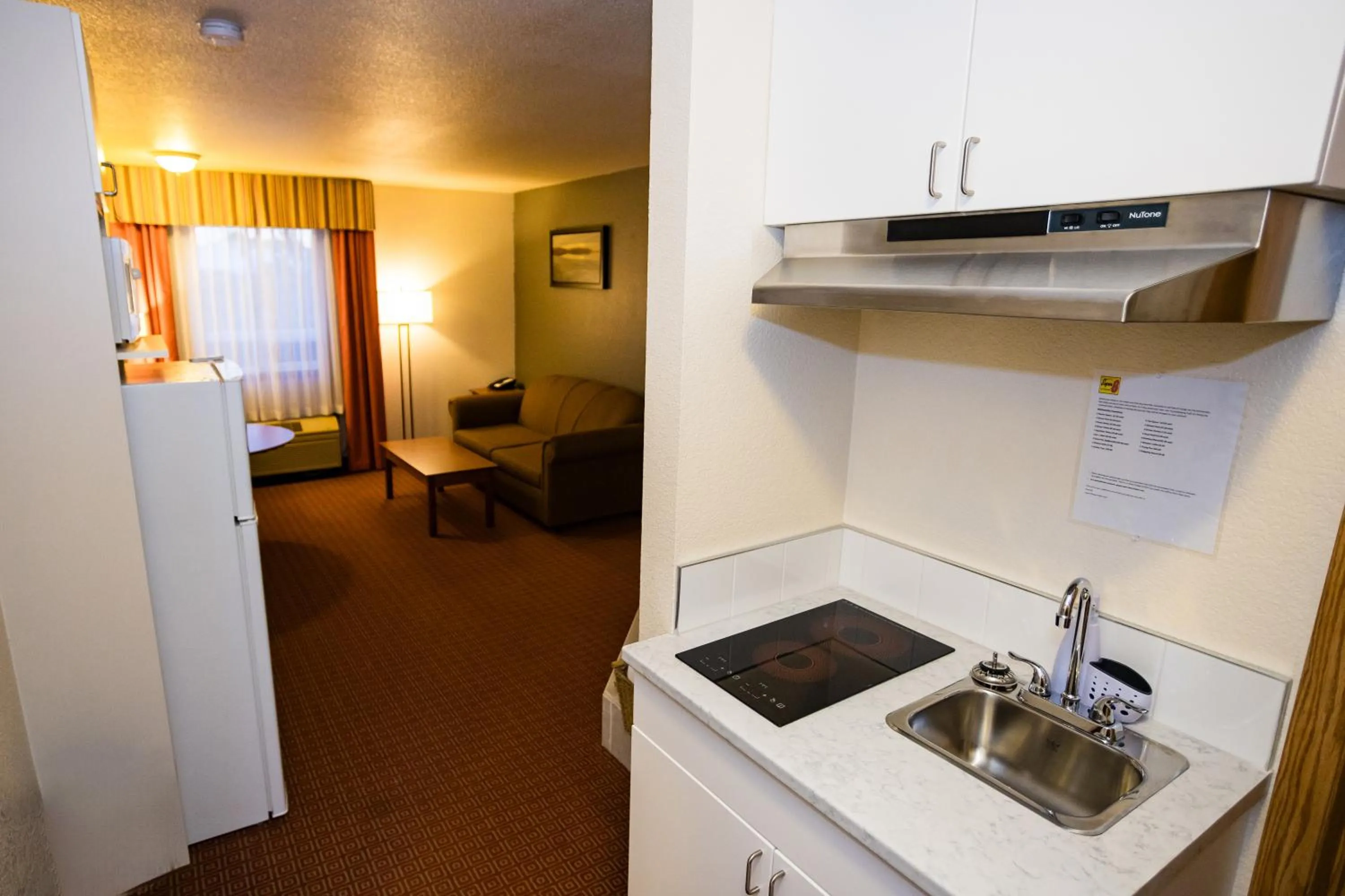 Kitchen or kitchenette in Super 8 by Wyndham Drayton Valley