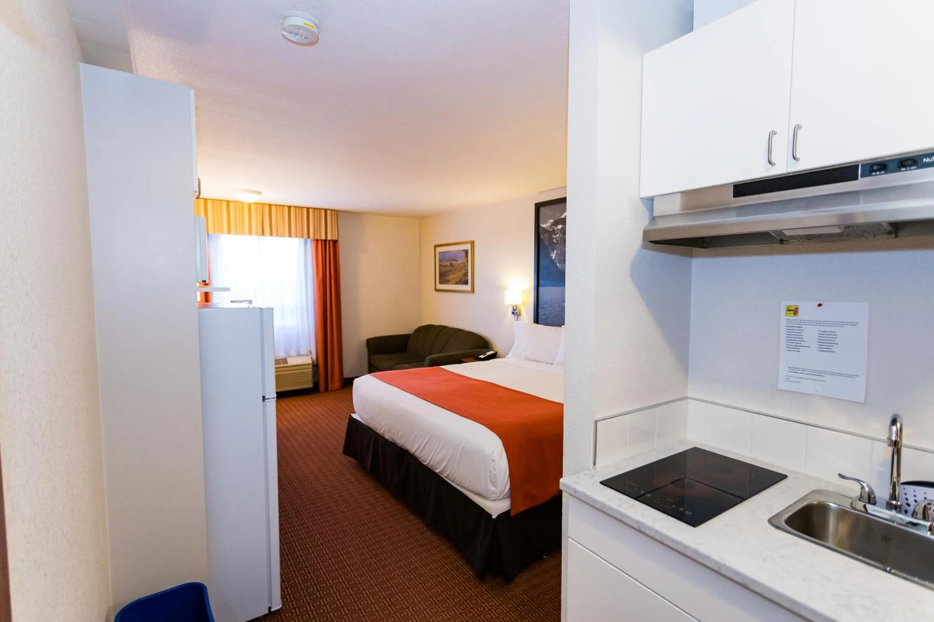 Kitchen or kitchenette, Bed in Super 8 by Wyndham Drayton Valley