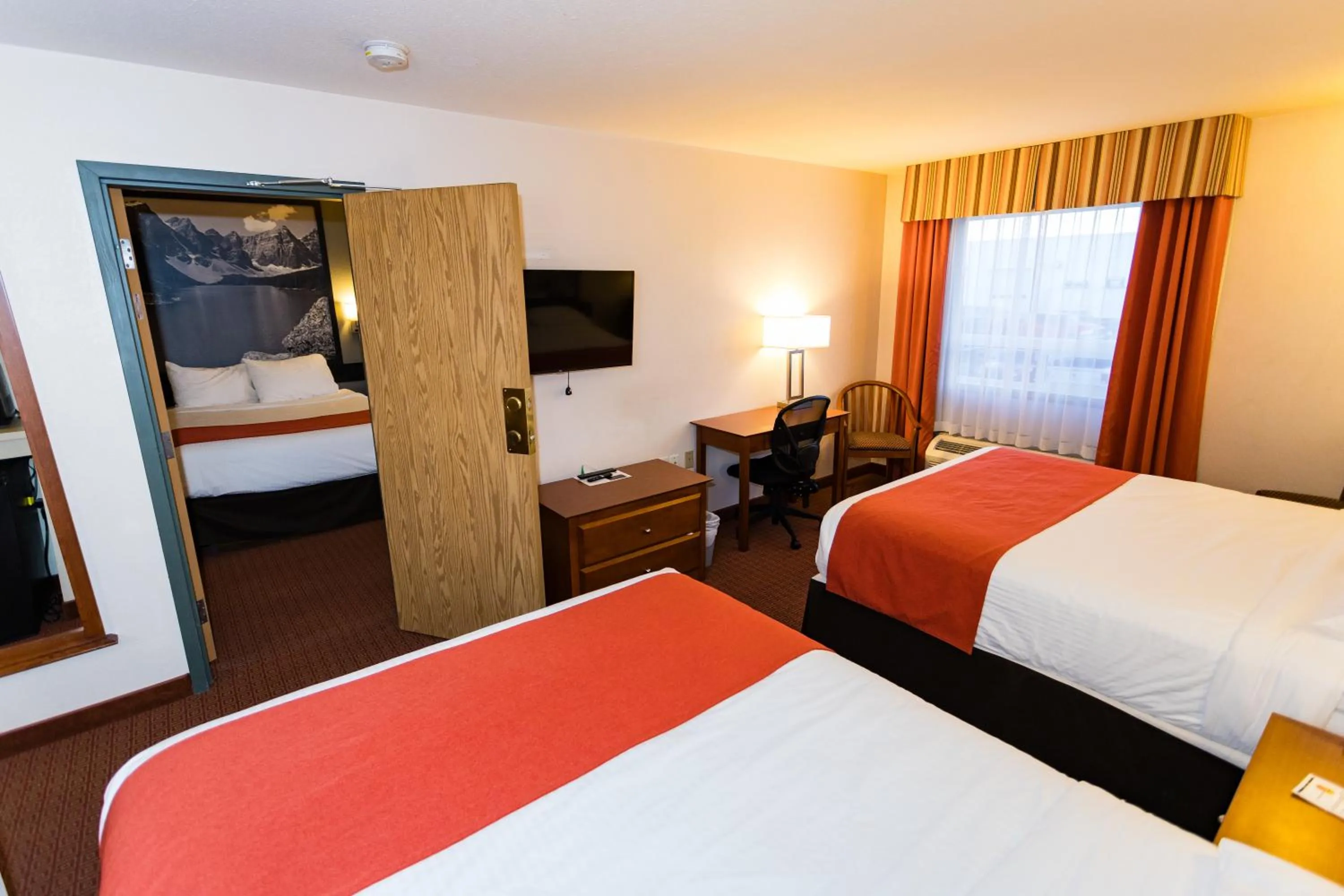 Bedroom, Bed in Super 8 by Wyndham Drayton Valley