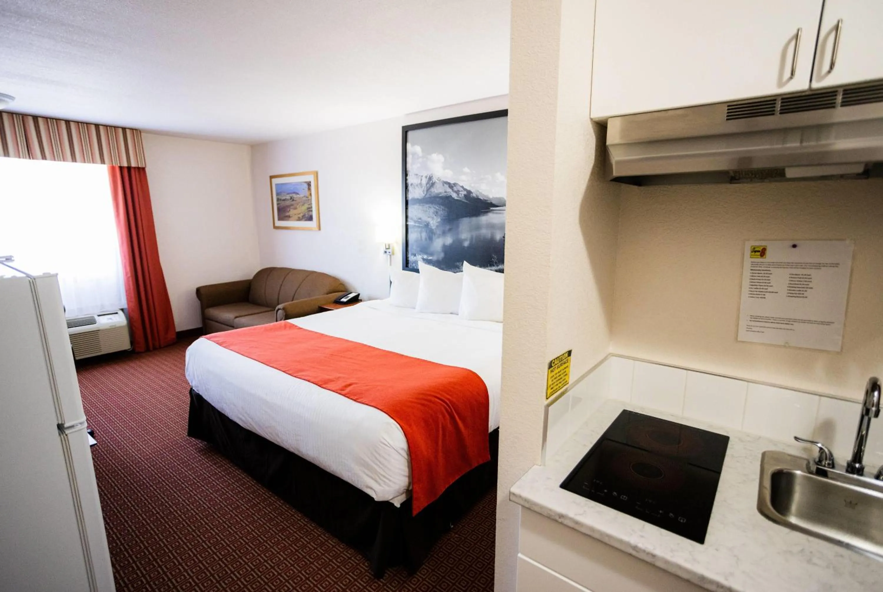 Photo of the whole room, Bed in Super 8 by Wyndham Drayton Valley